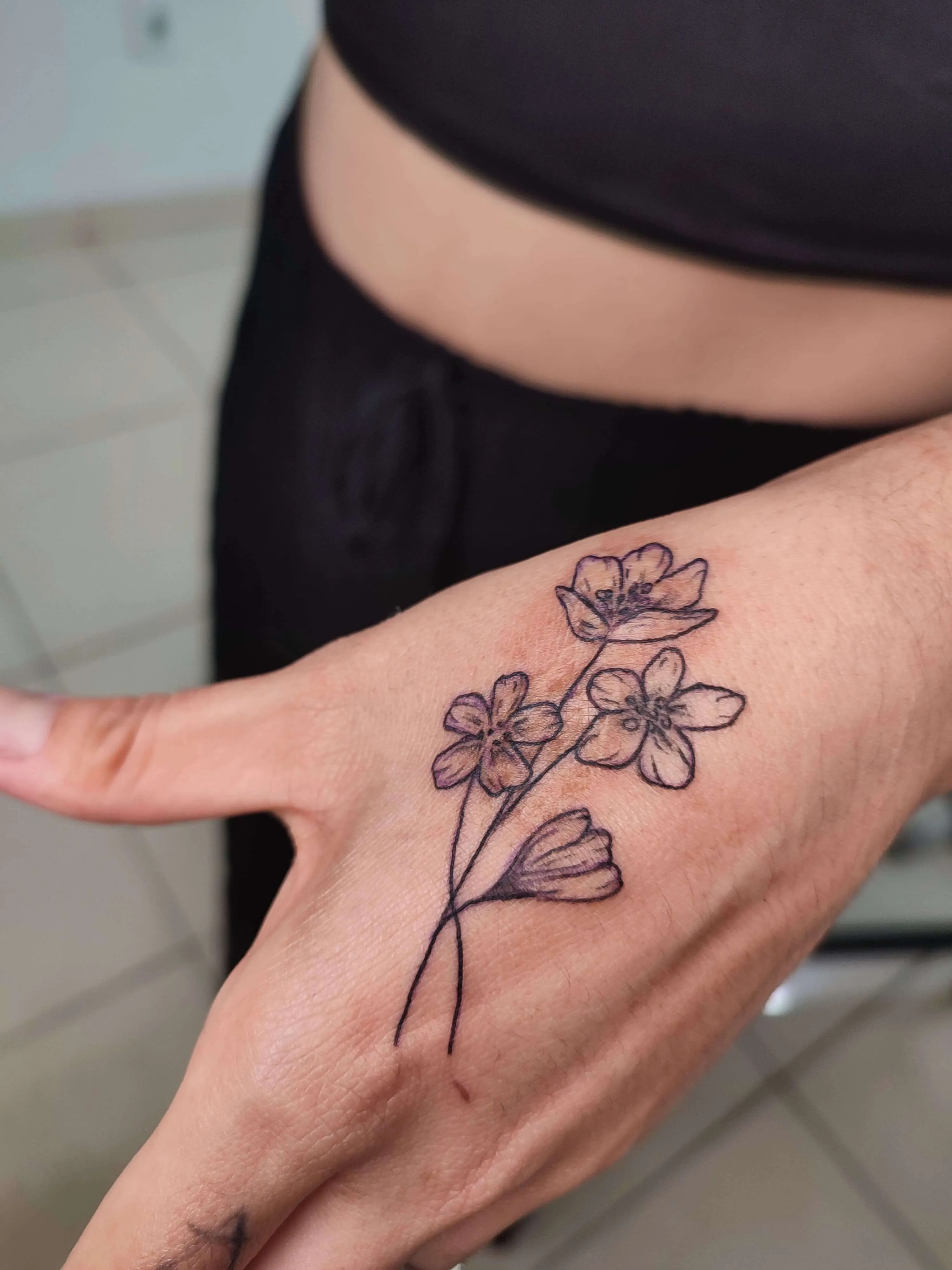 Tatuagem de flores em traço fino