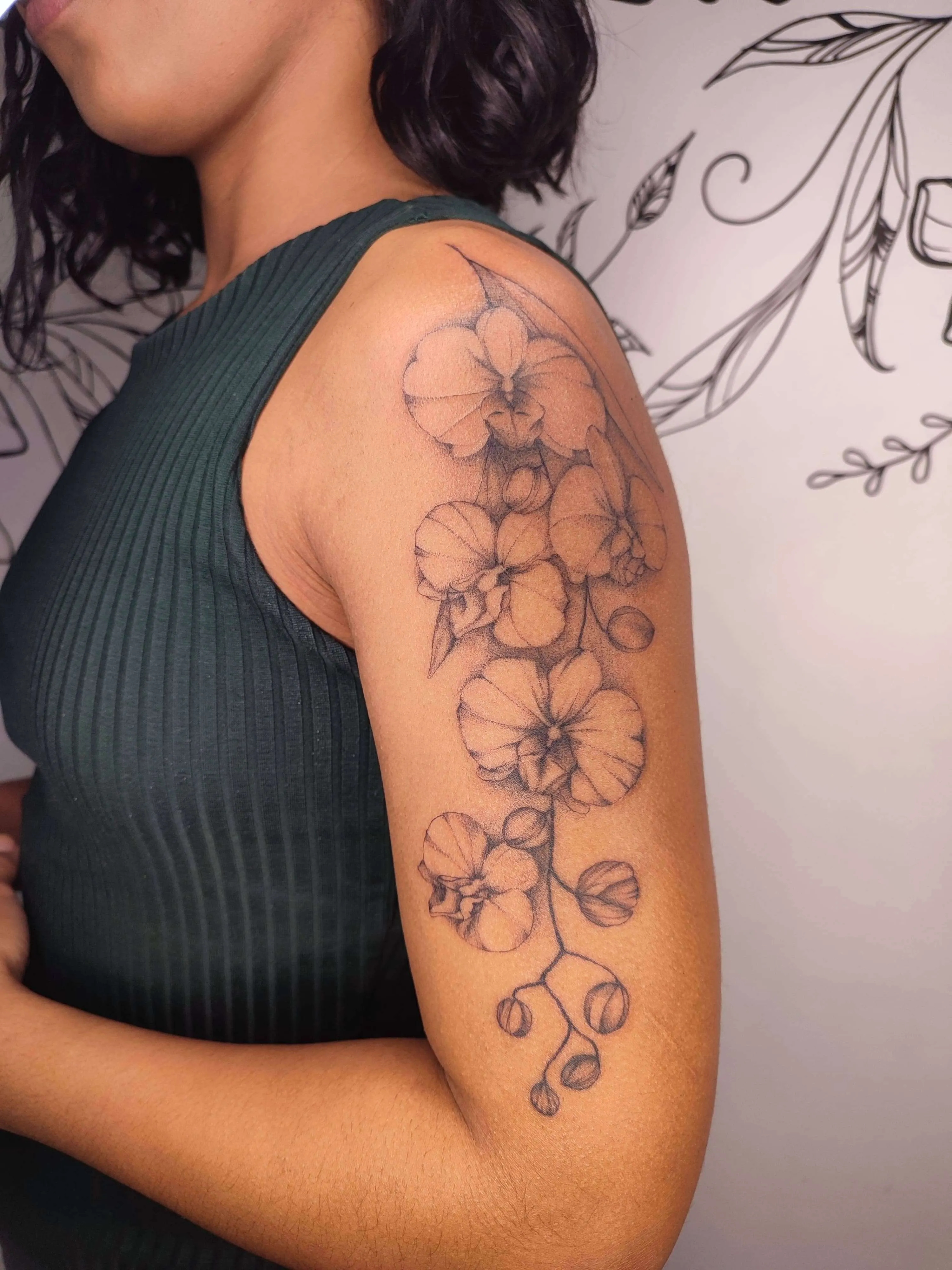 Tatuagem de flores em traço fino