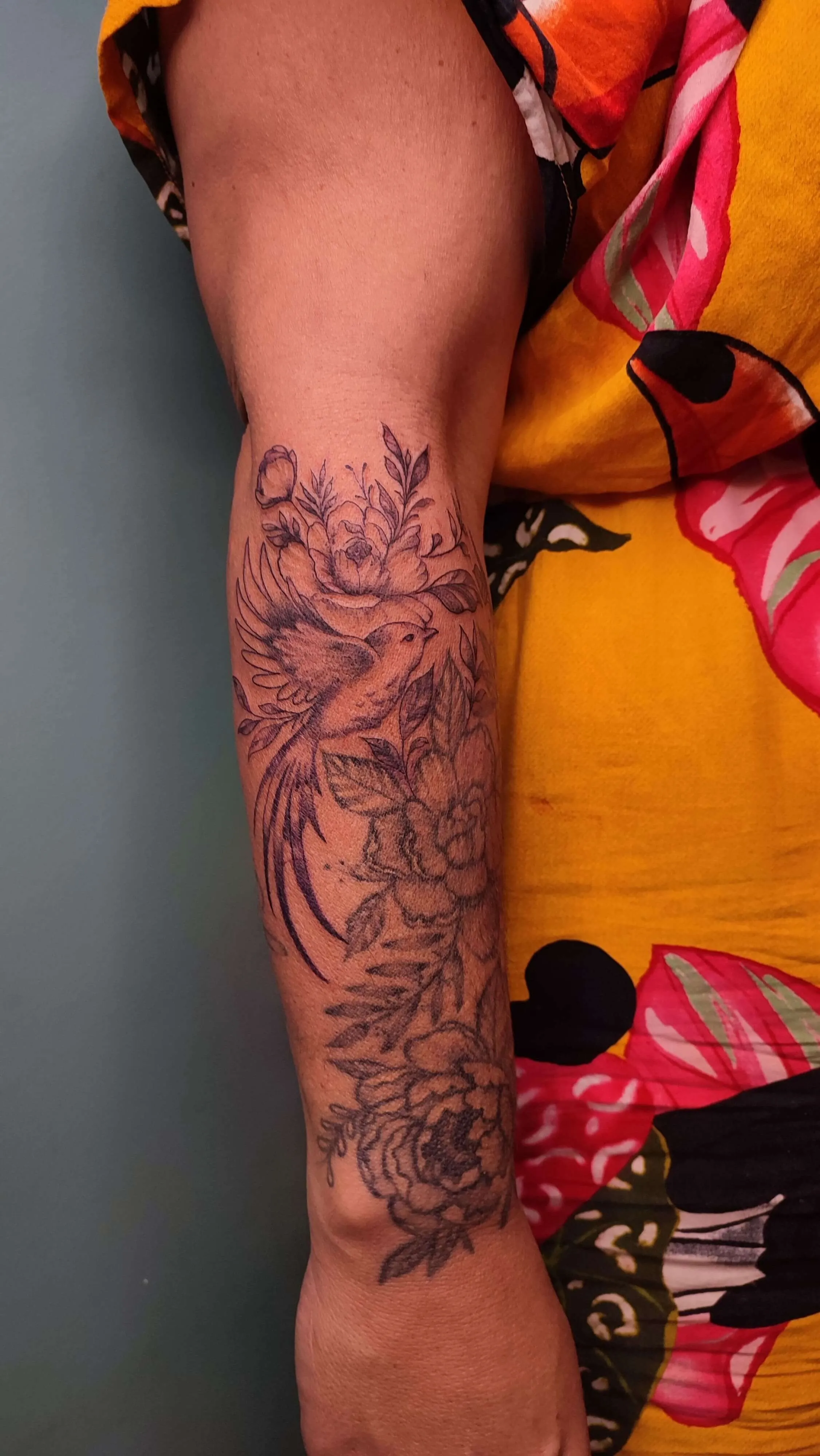 Tatuagem de flores em traço fino