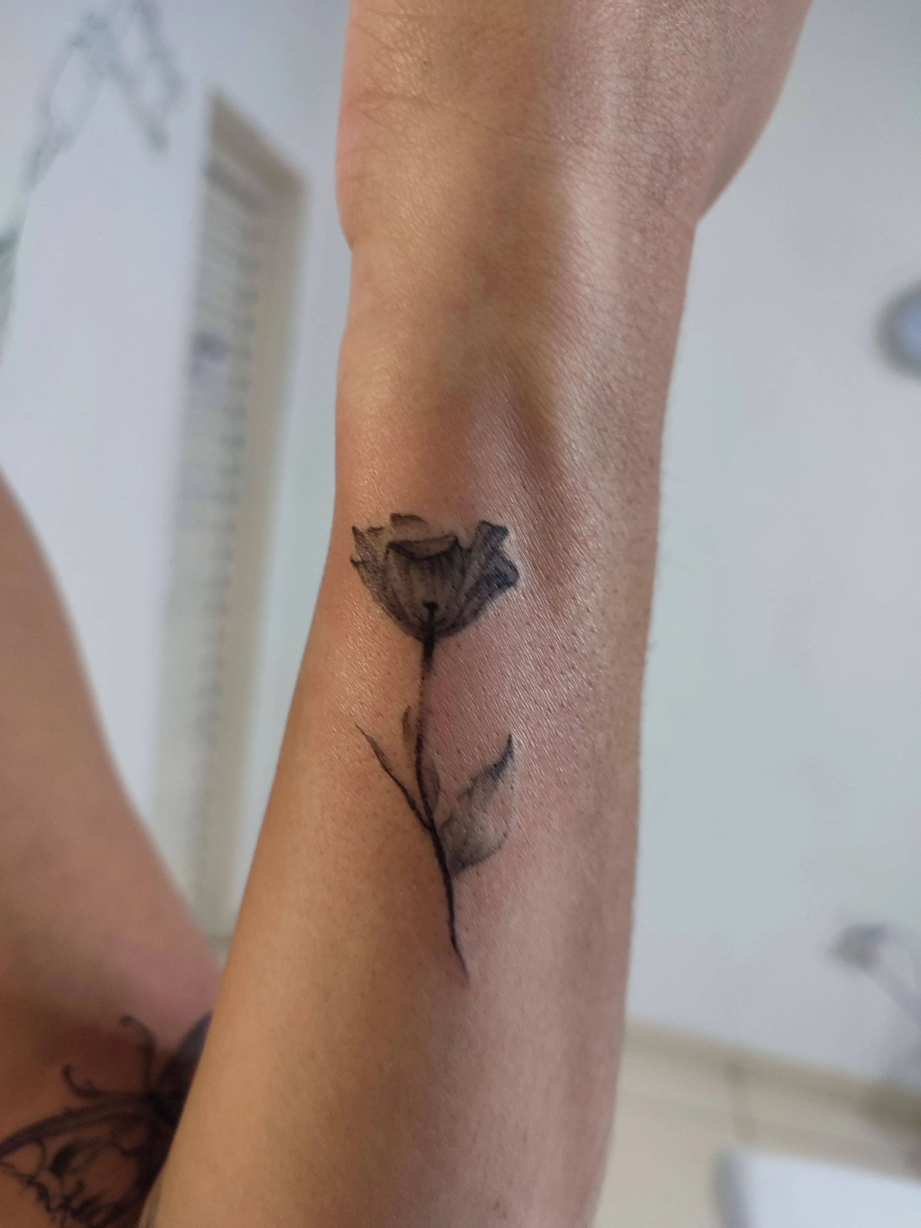 Tatuagem de flores em traço fino