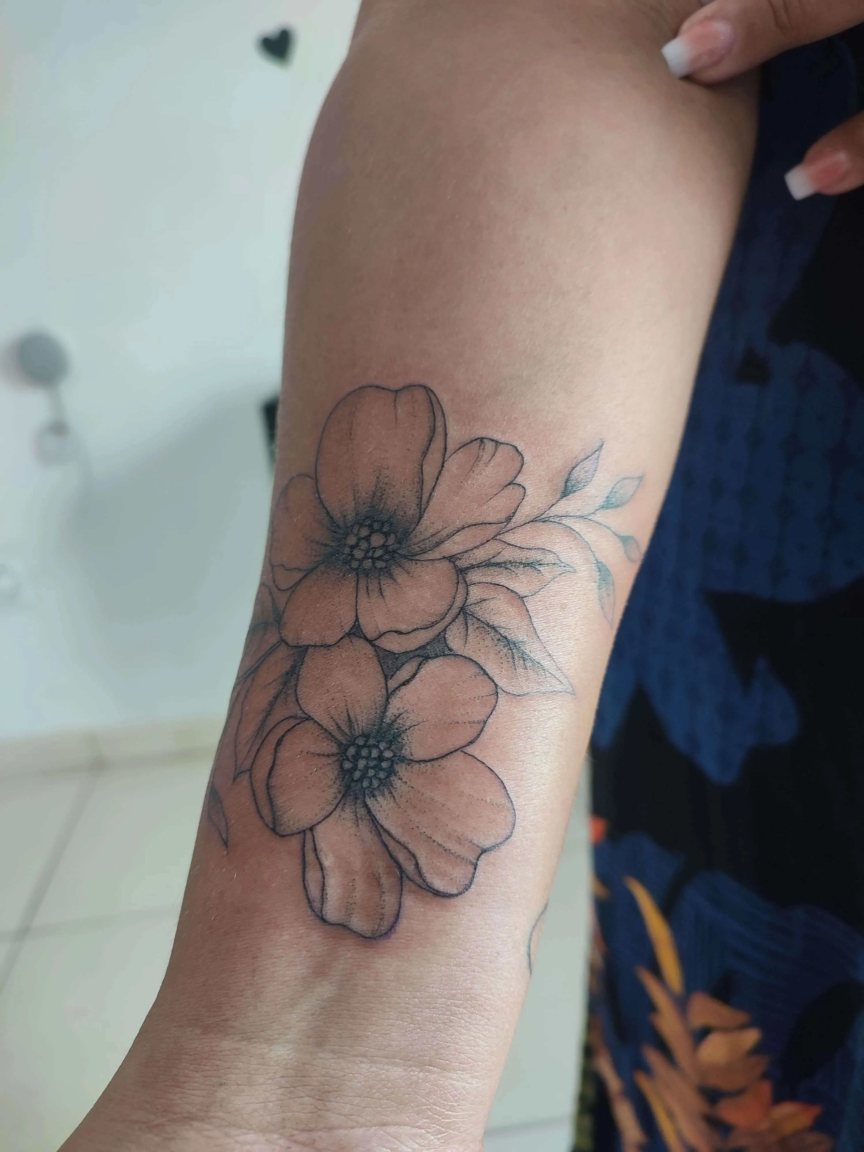 Tatuagem de flores em traço fino