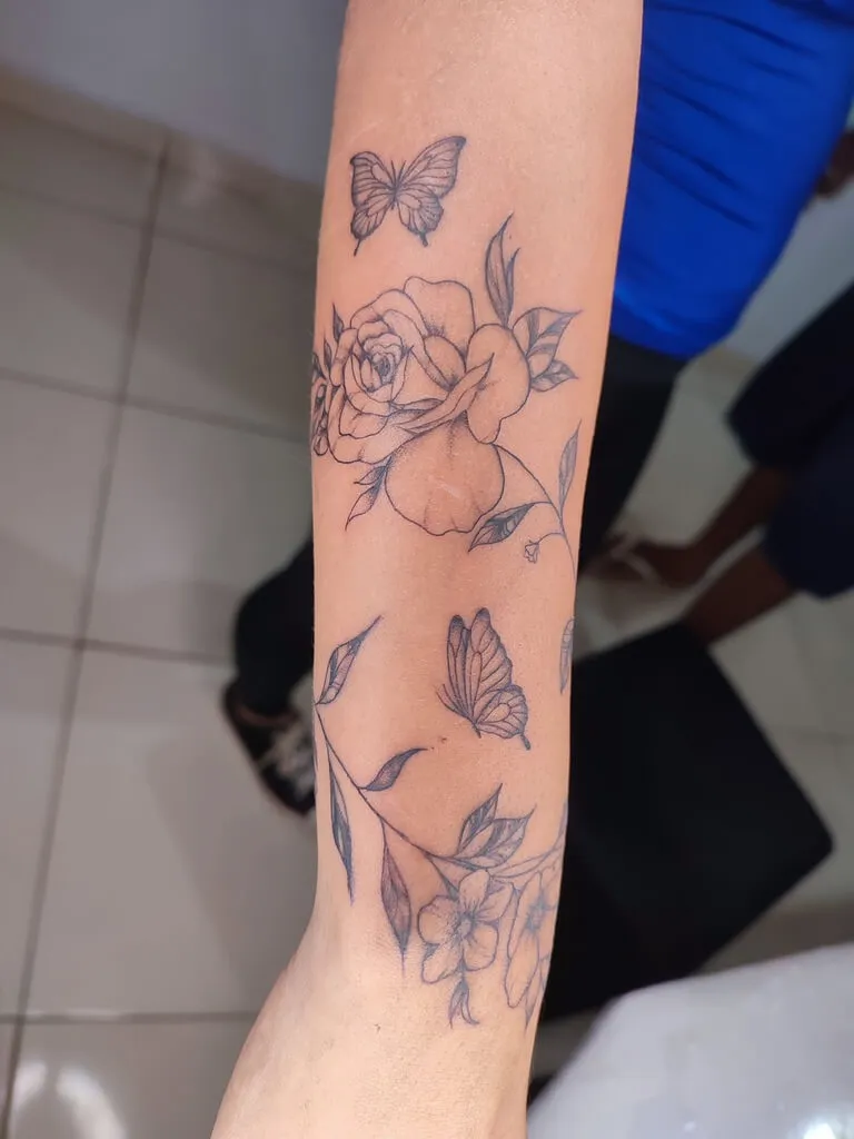 Tatuagem de flores em traço fino