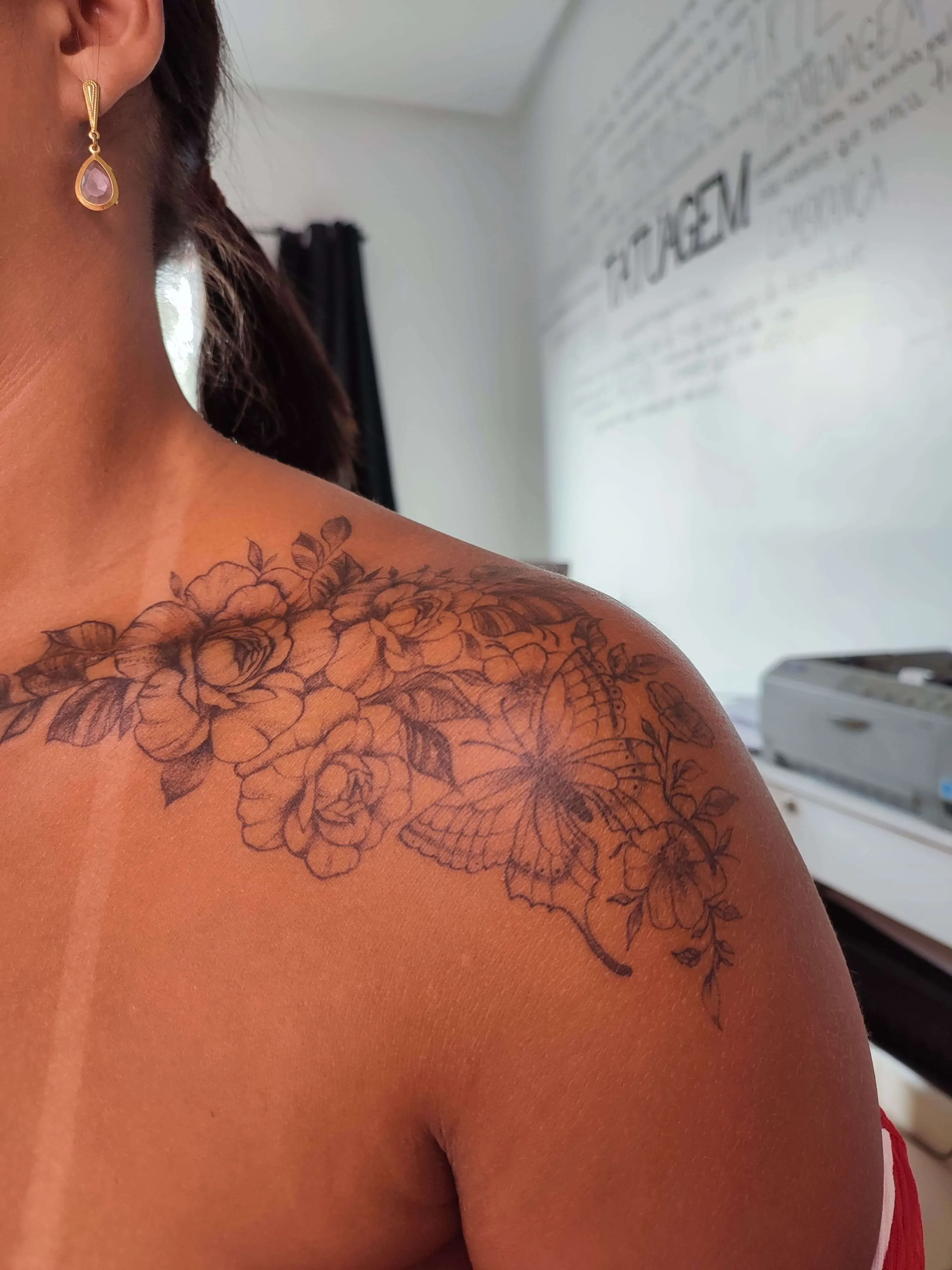 Tatuagem de flores em traço fino