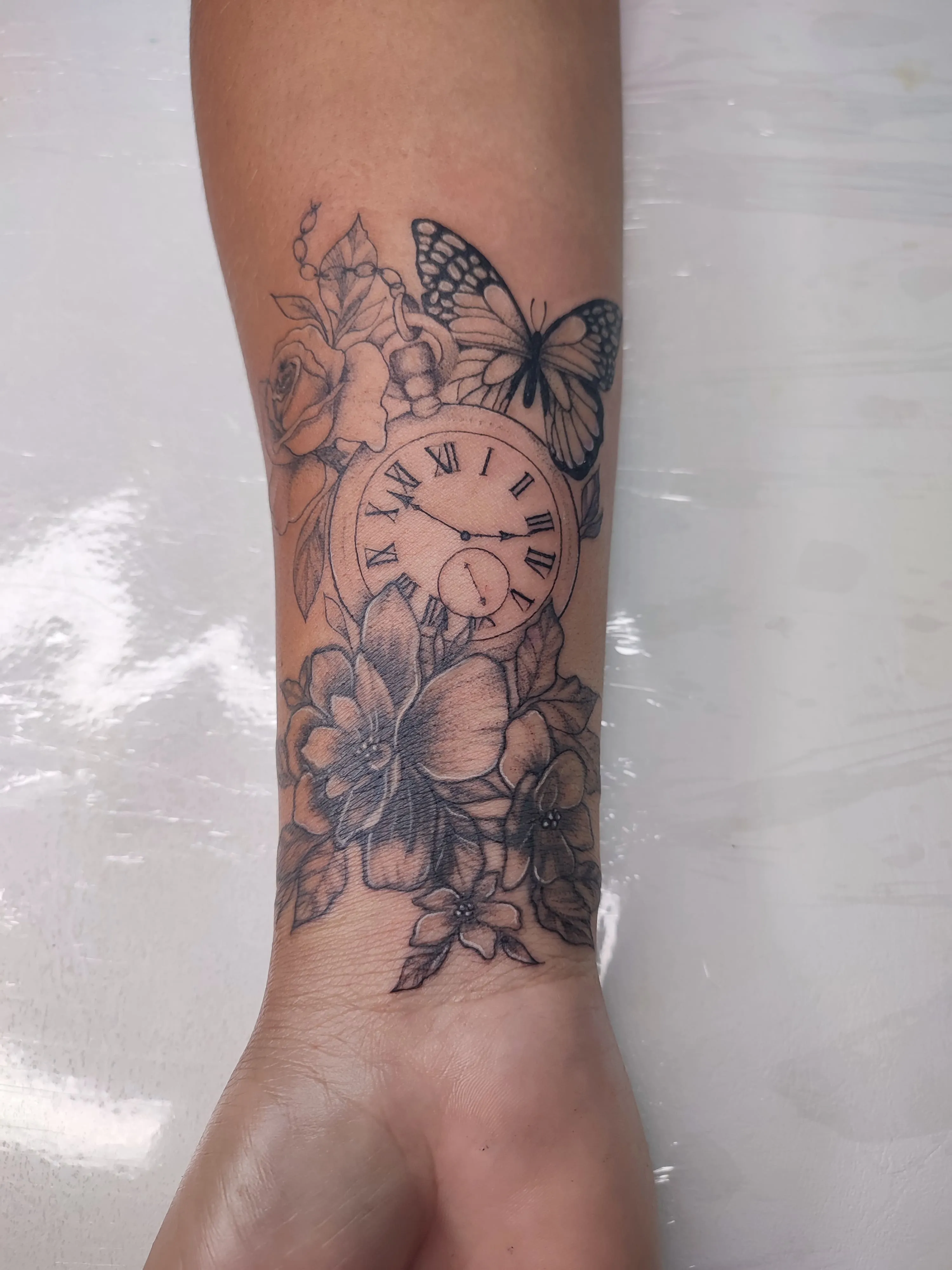 Tatuagem de flores em traço fino