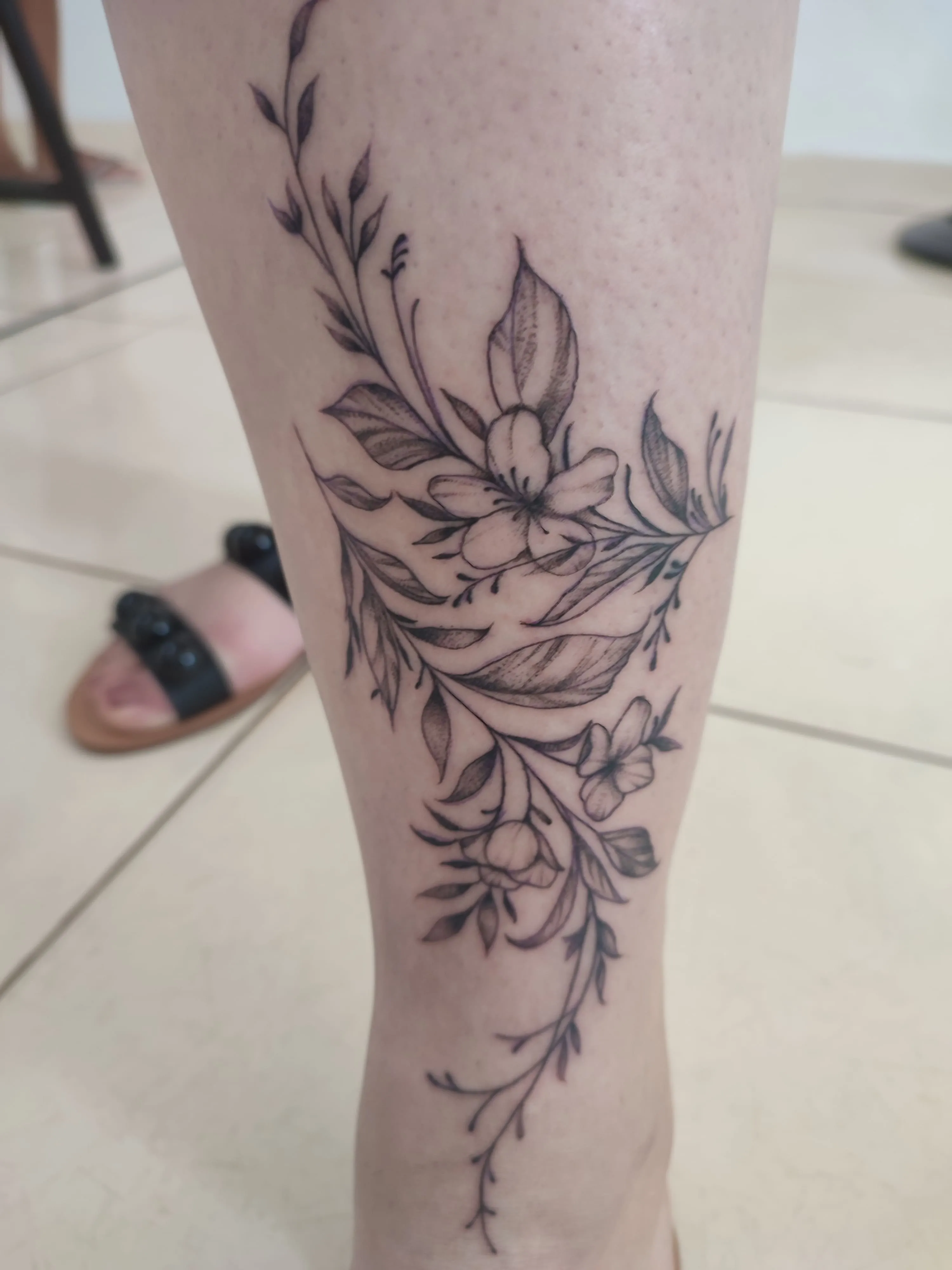 Tatuagem de flores em traço fino