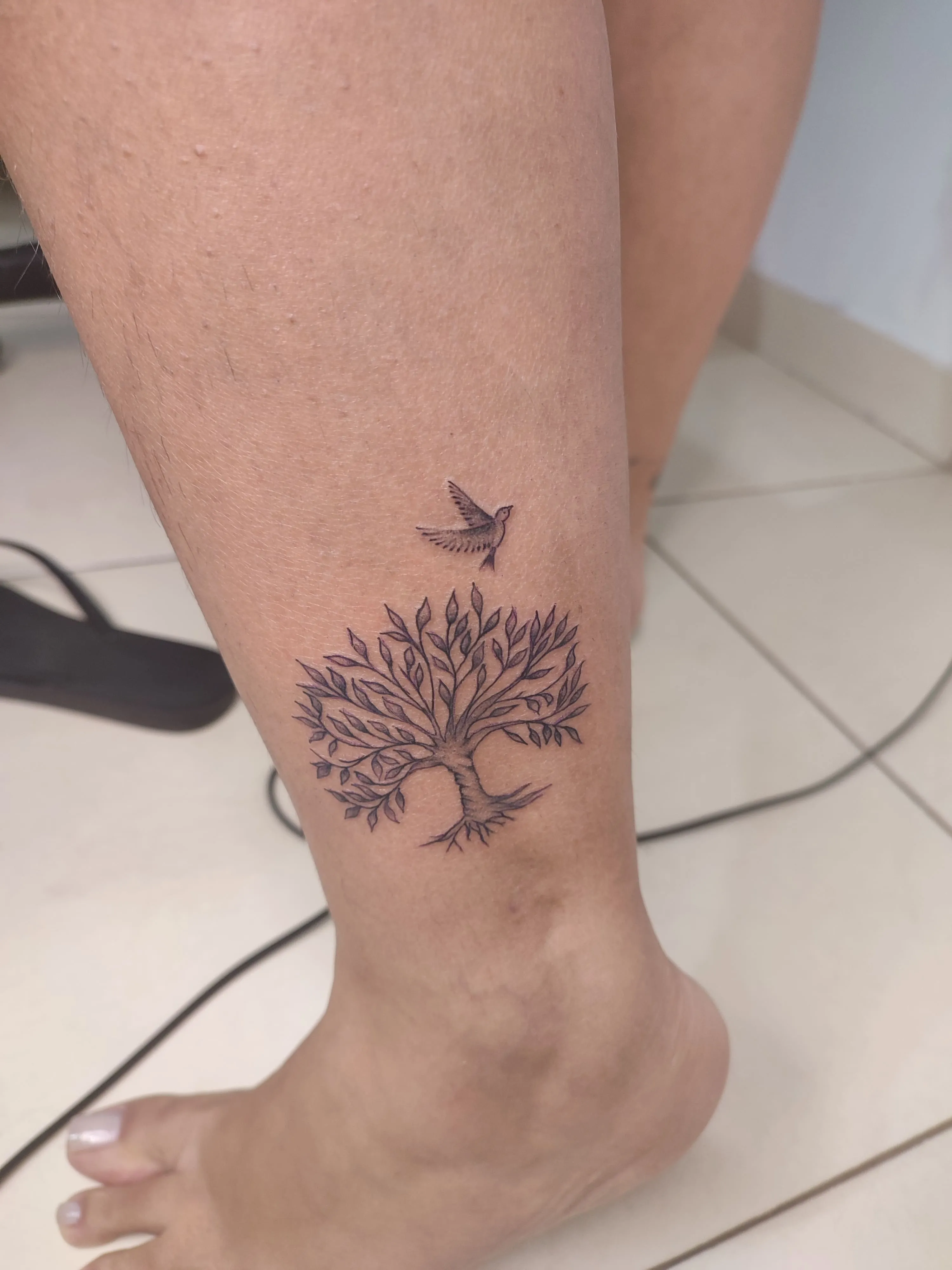 Tatuagem de flores em traço fino