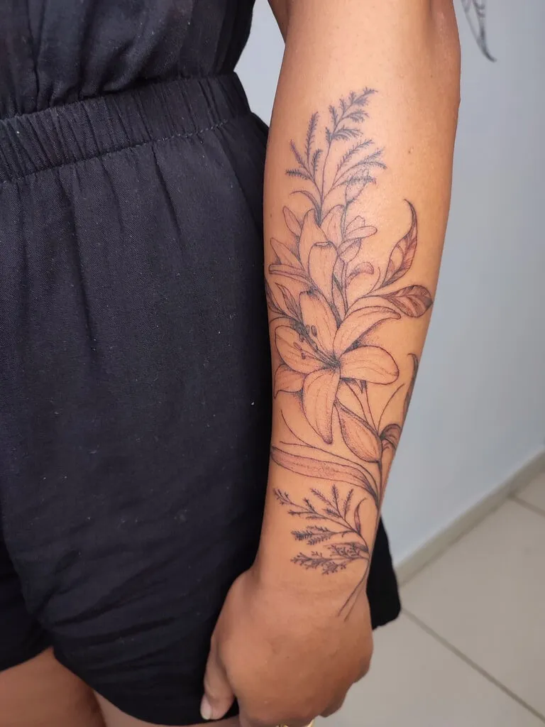 Tatuagem de flores em traço fino