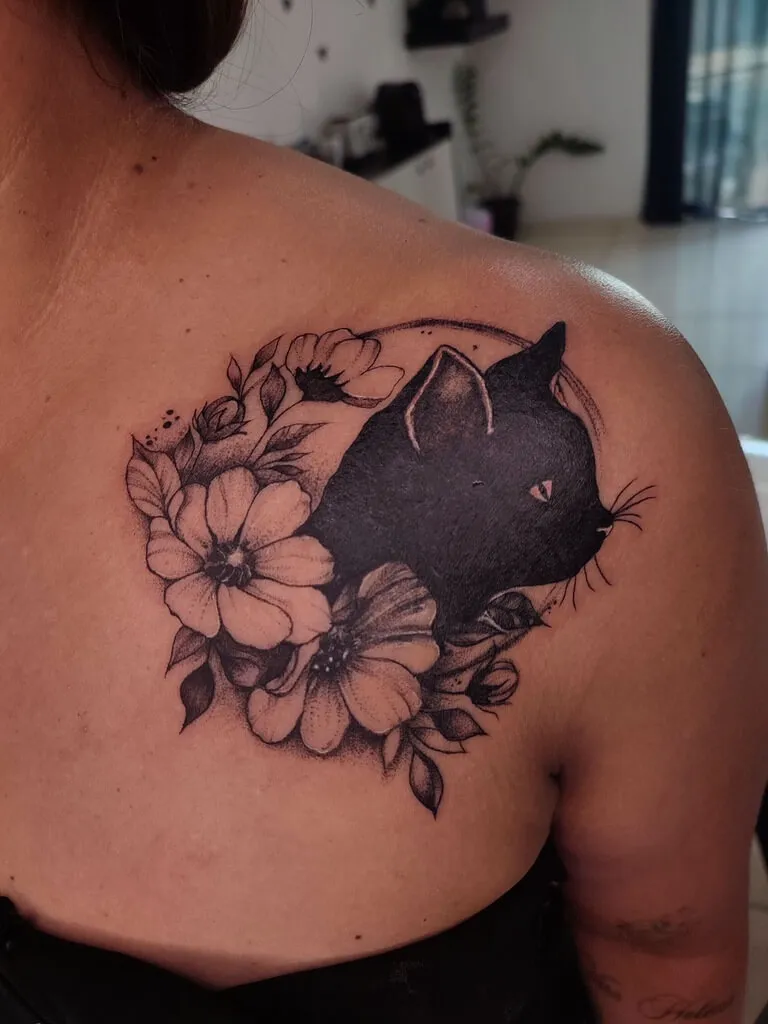 Tatuagem de flores em traço fino