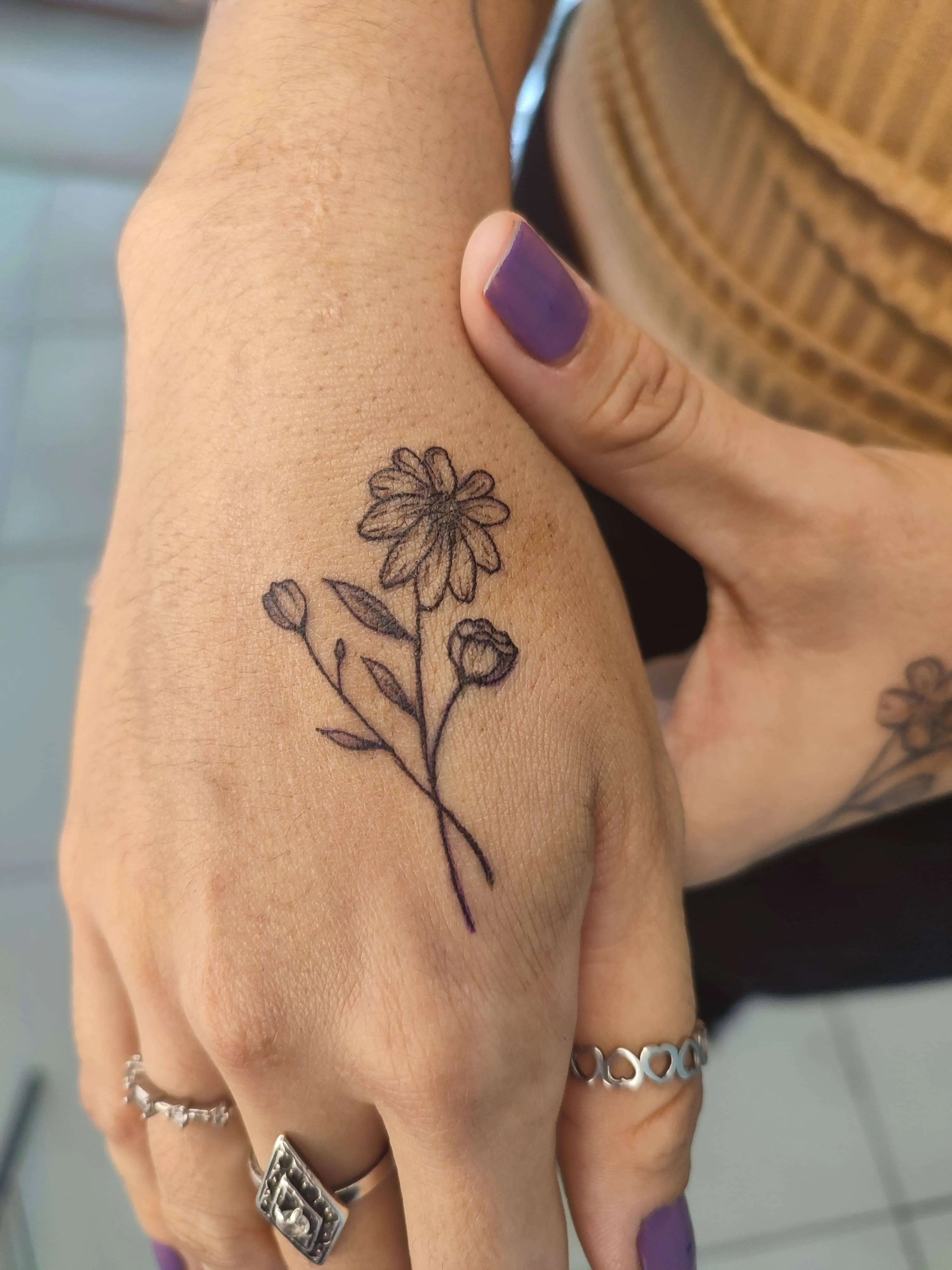 Tatuagem de flores em traço fino