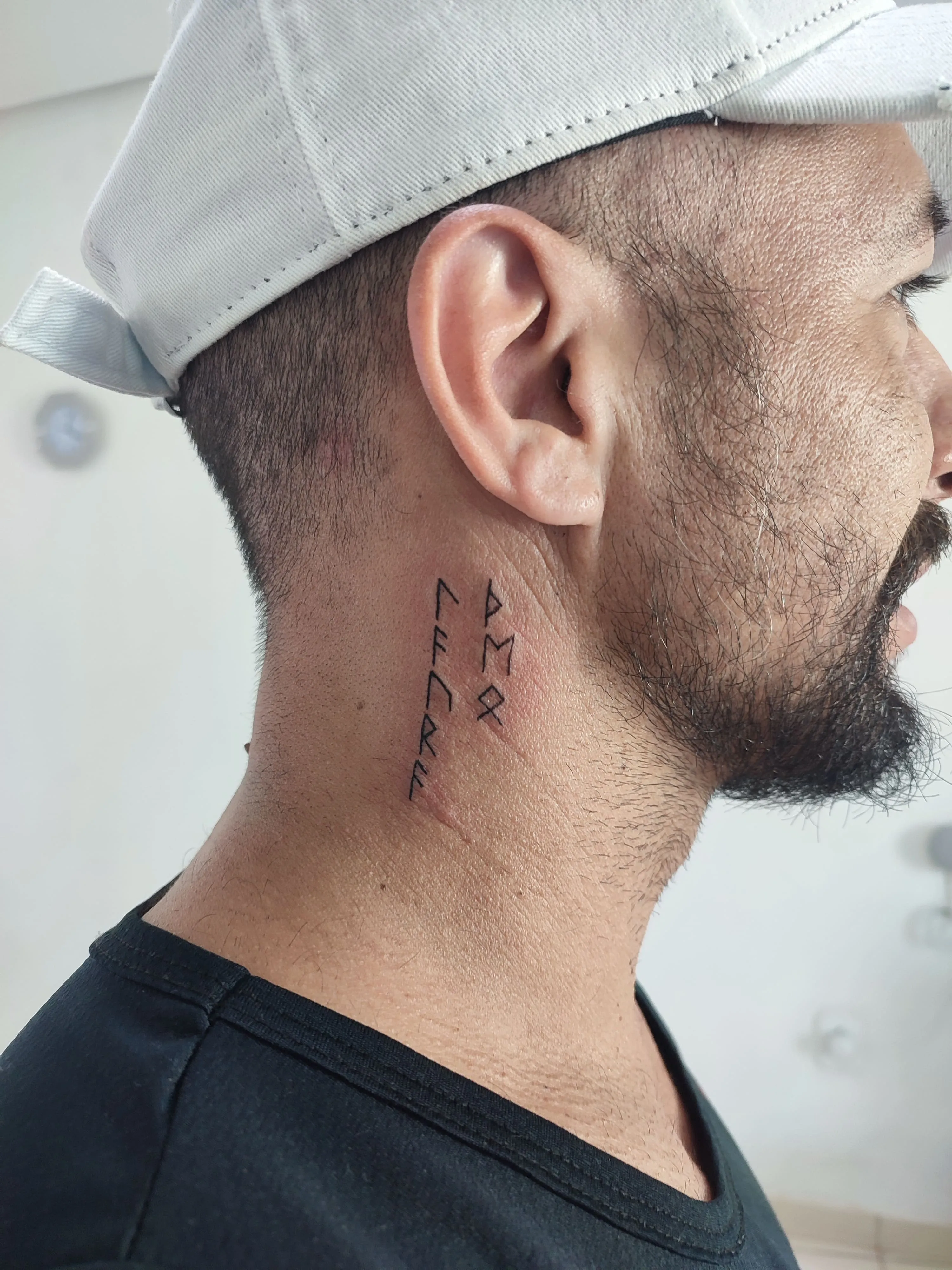 Tatuagem de lettering delicado