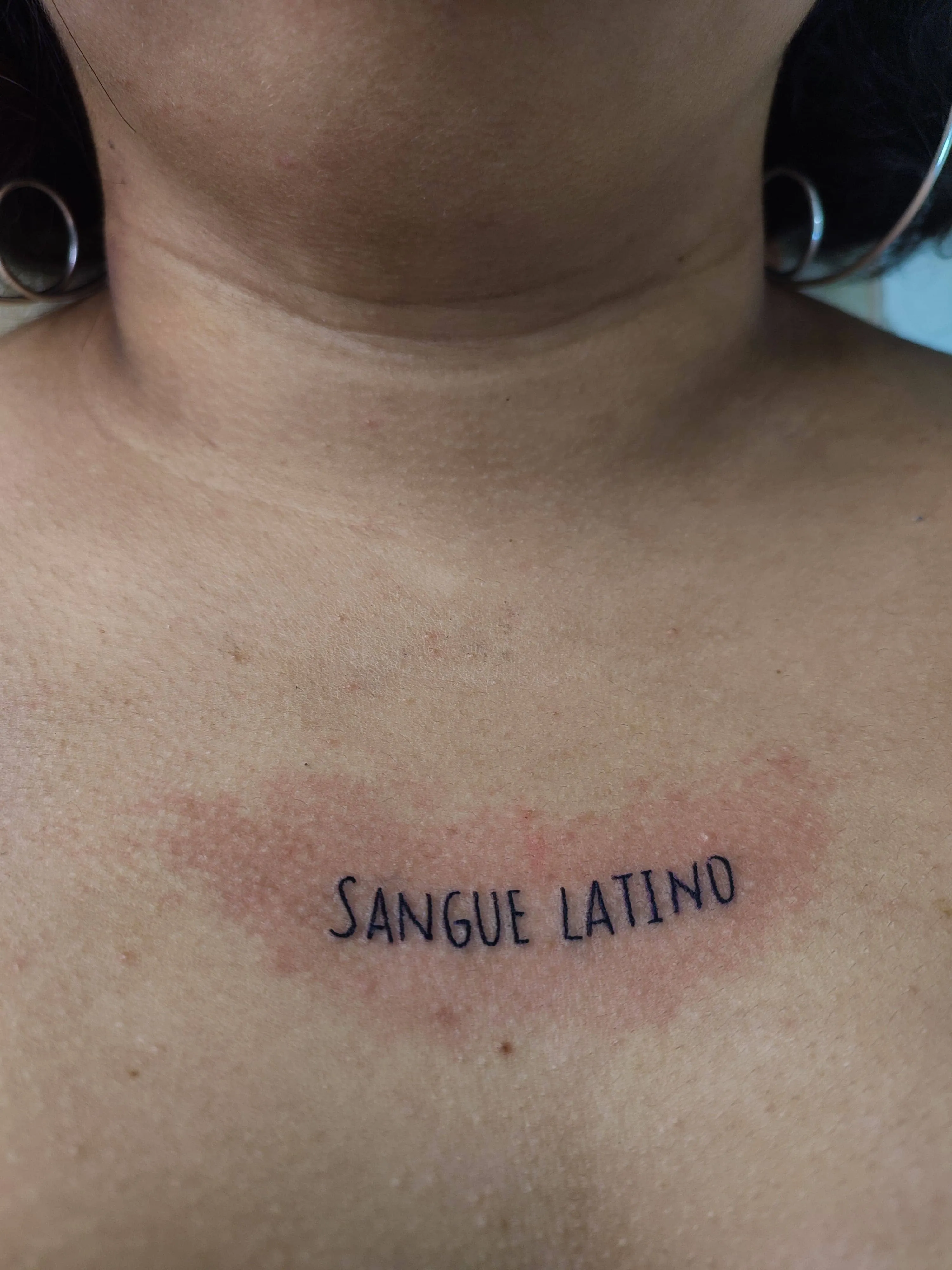 Tatuagem de lettering delicado