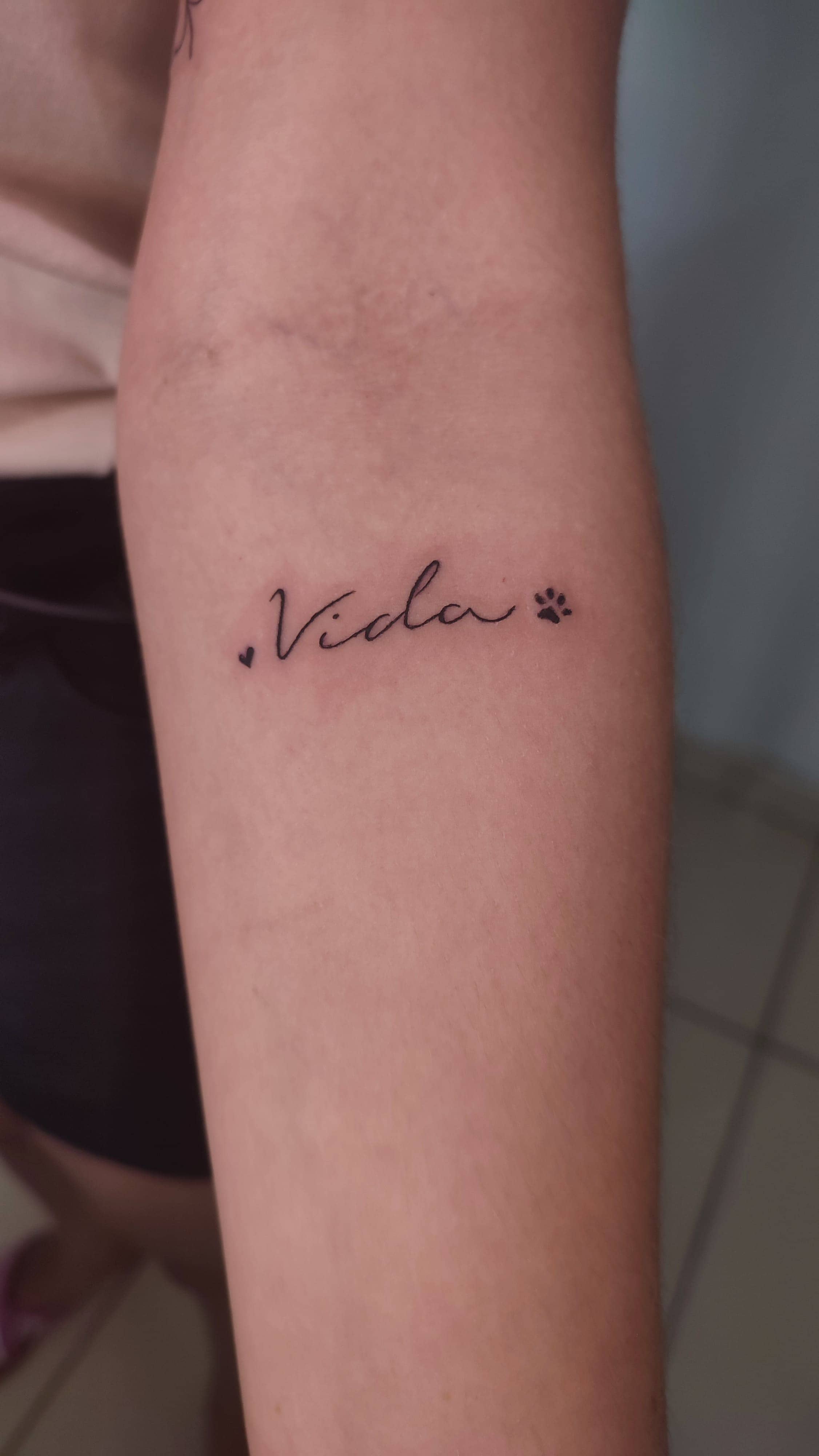 Tatuagem de lettering delicado