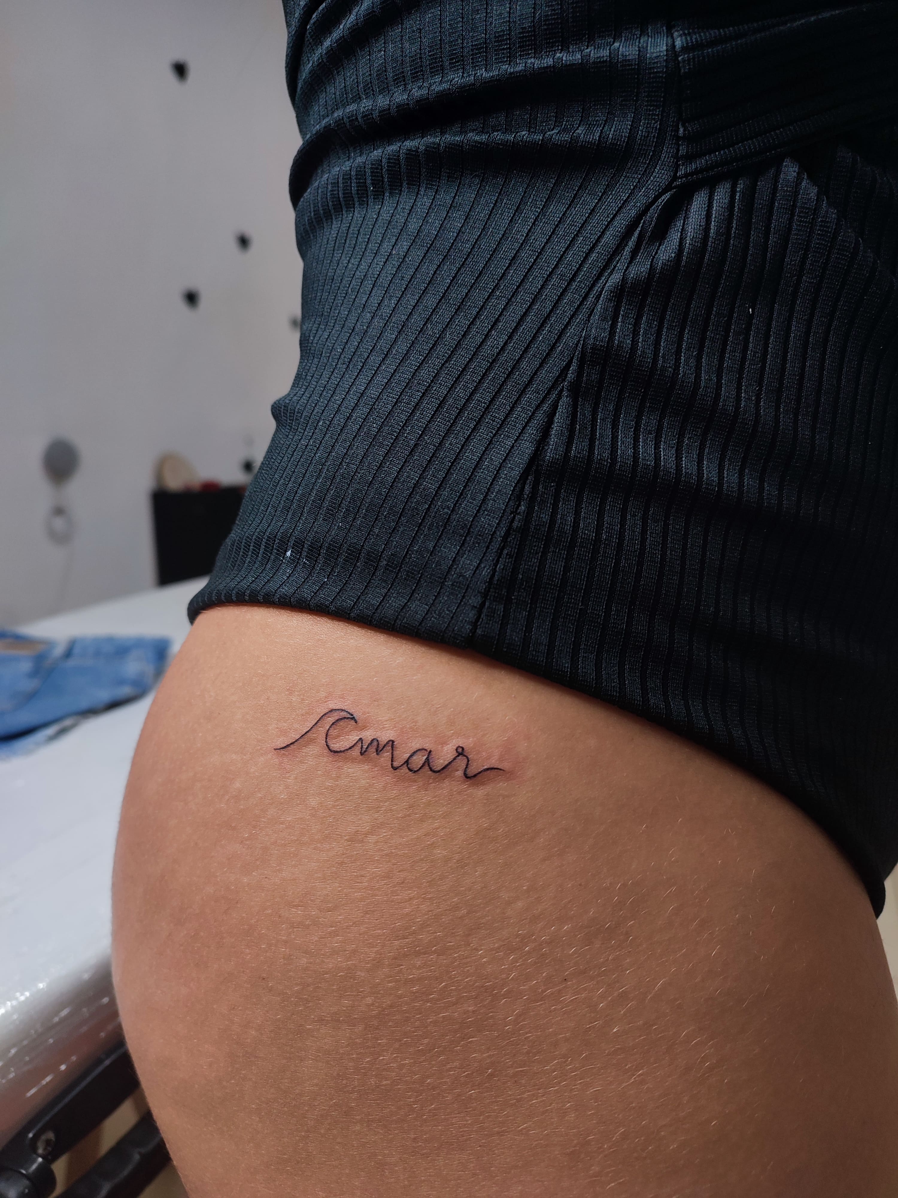 Tatuagem de lettering delicado