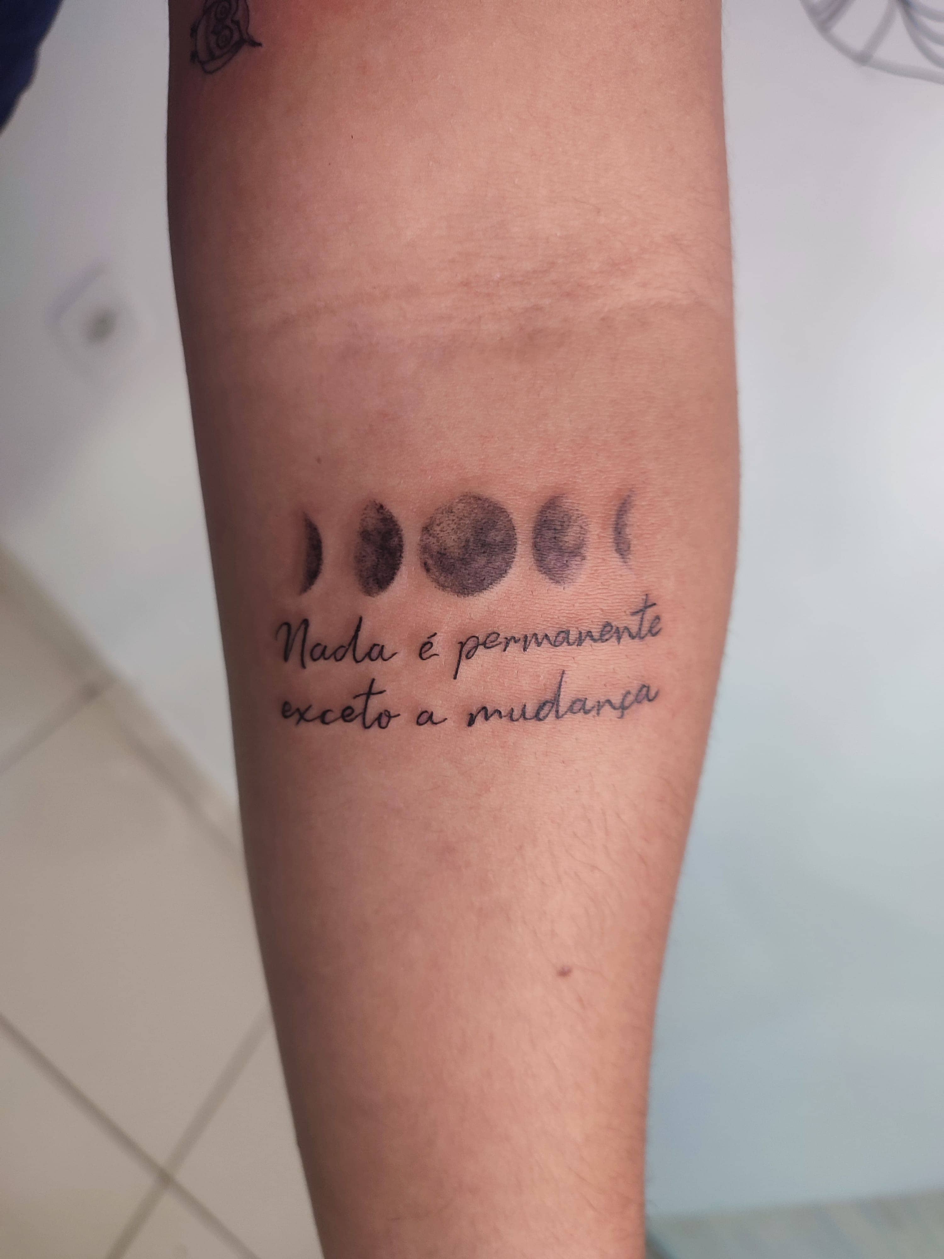 Tatuagem de lettering delicado