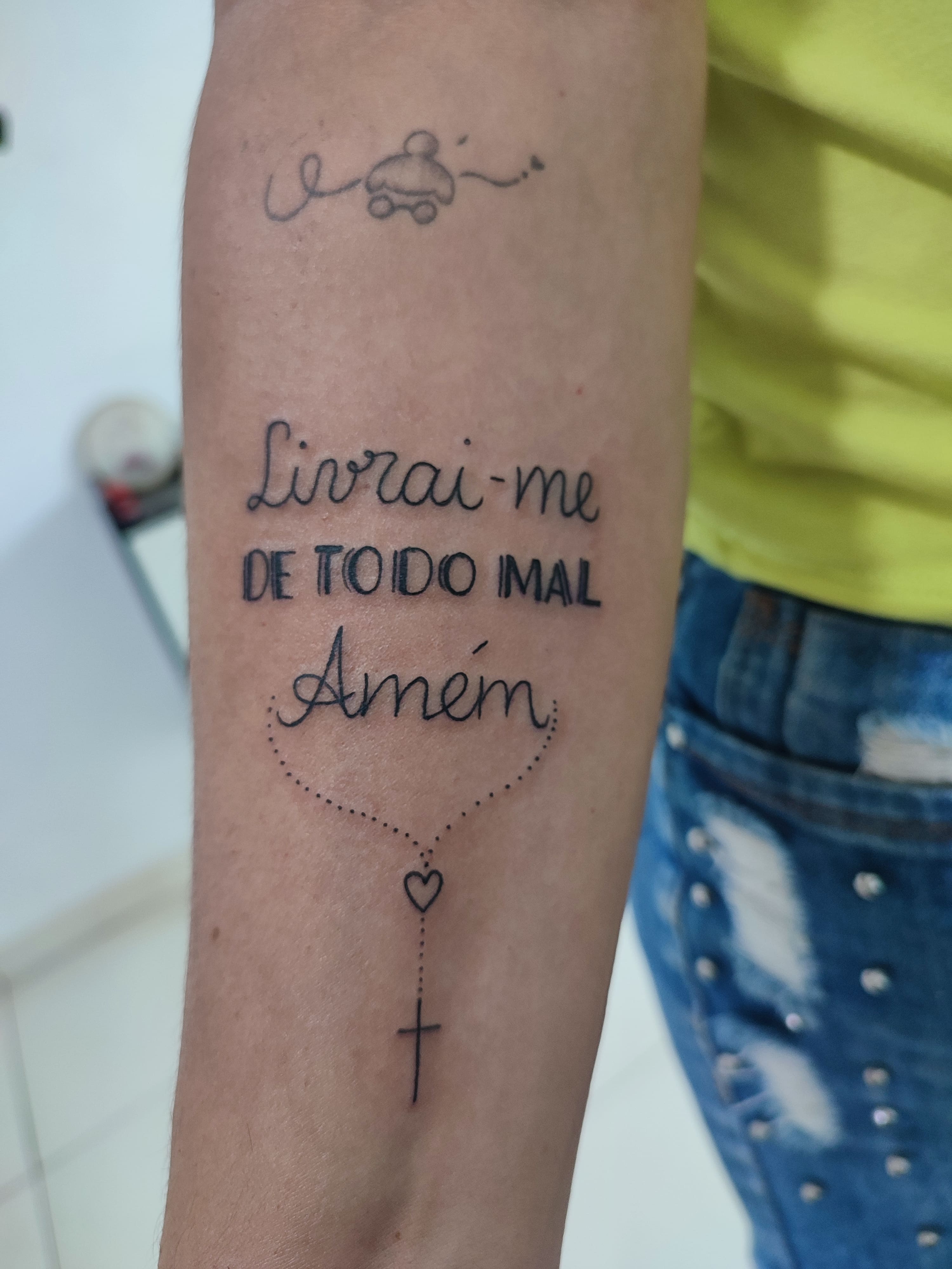 Tatuagem de lettering delicado