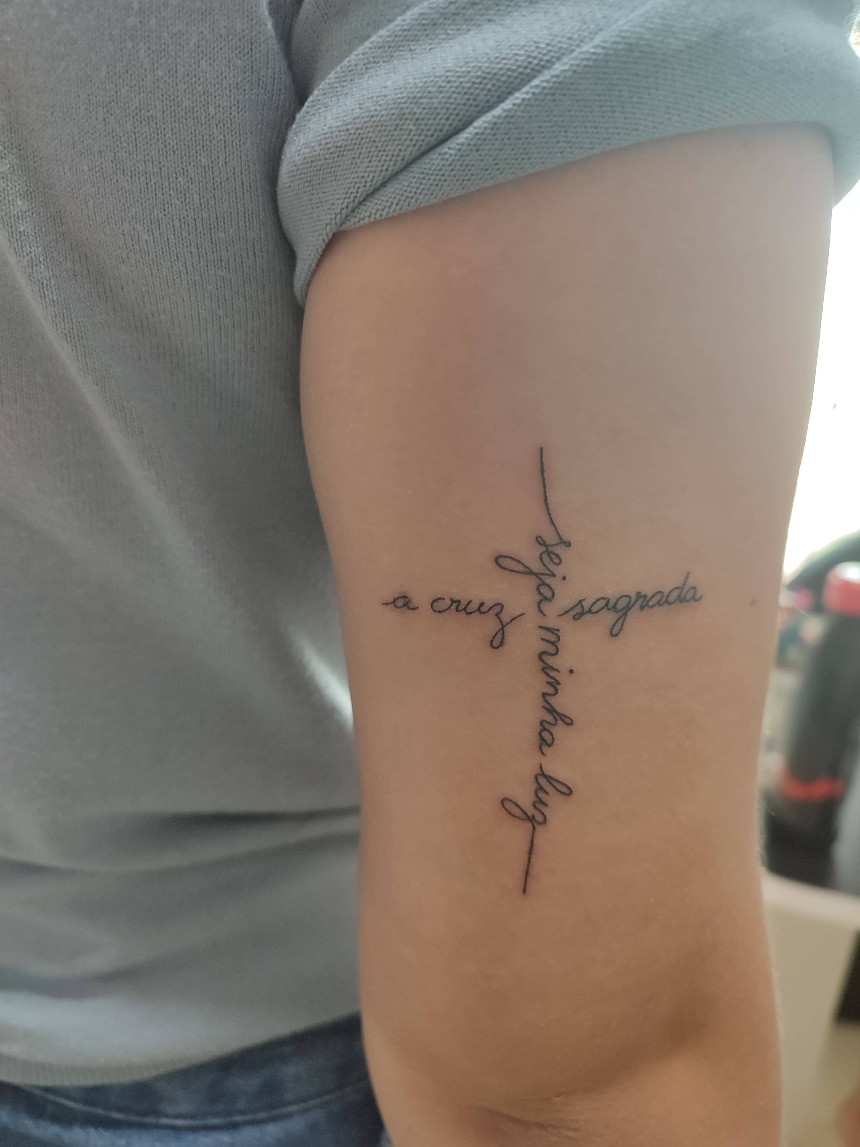 Tatuagem de lettering delicado