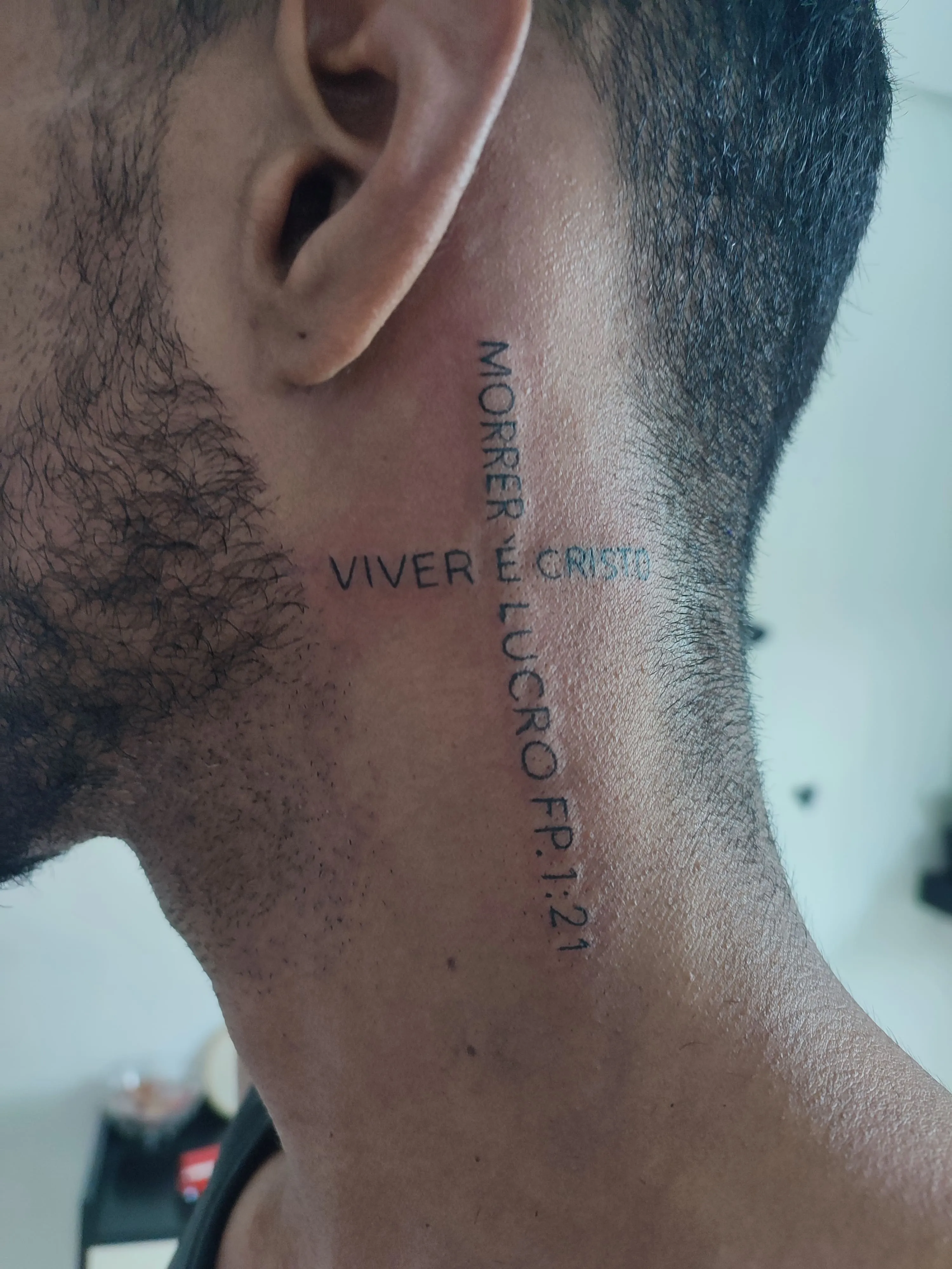 Tatuagem de lettering delicado