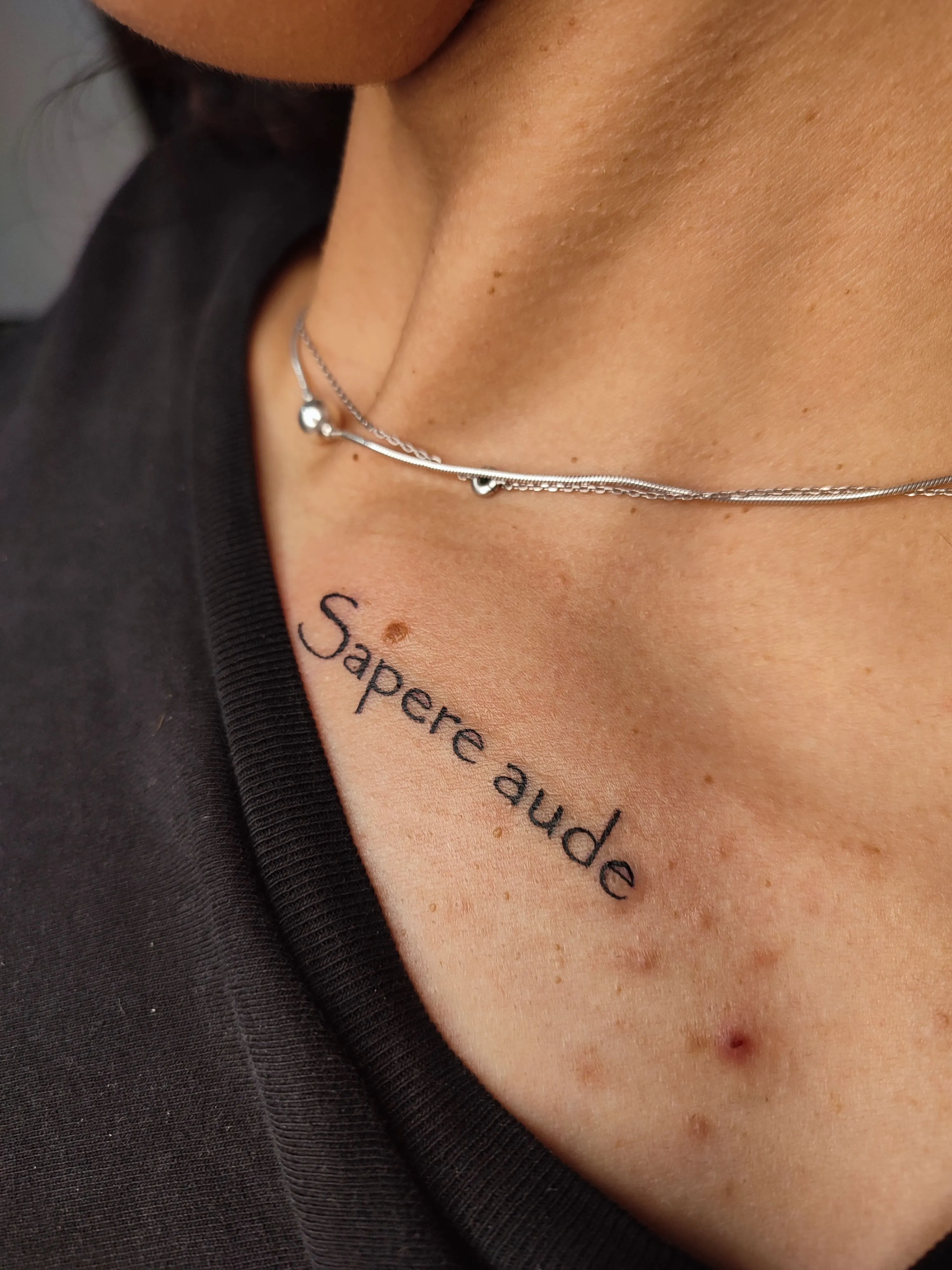 Tatuagem de lettering delicado