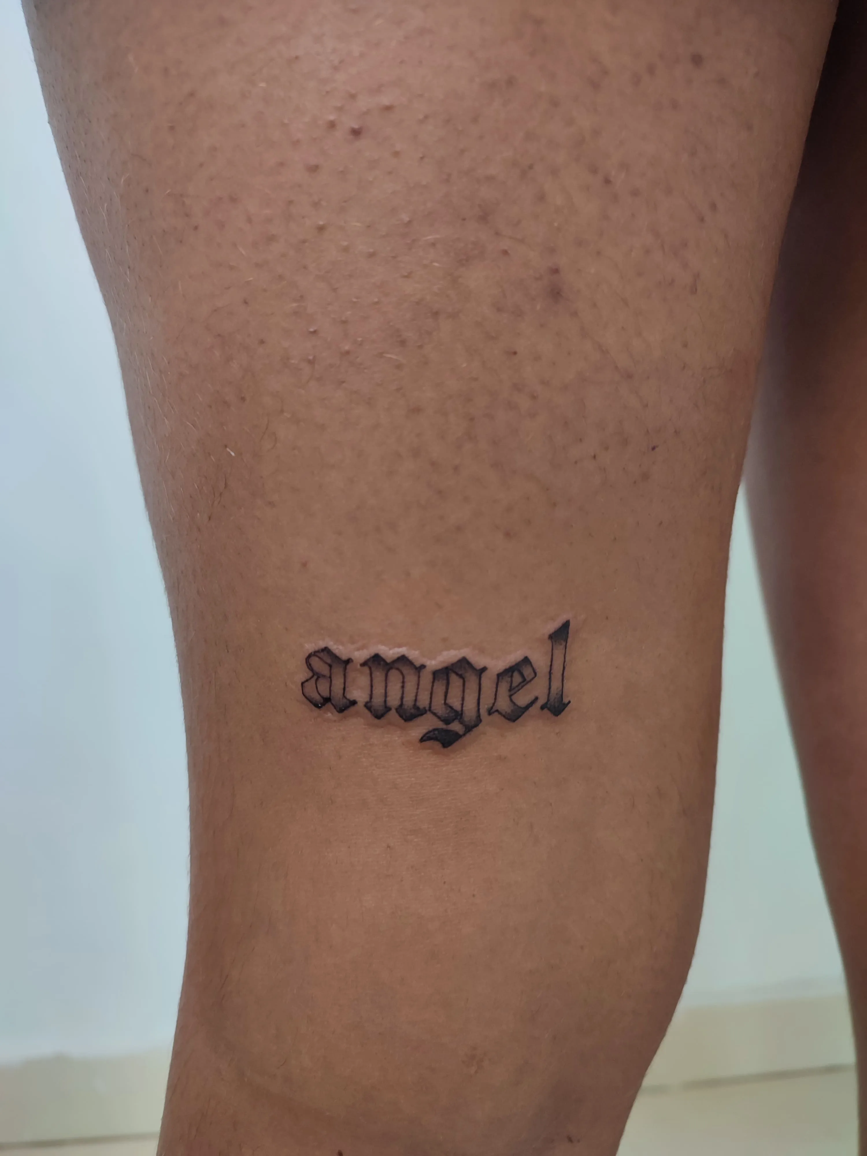 Tatuagem de lettering delicado