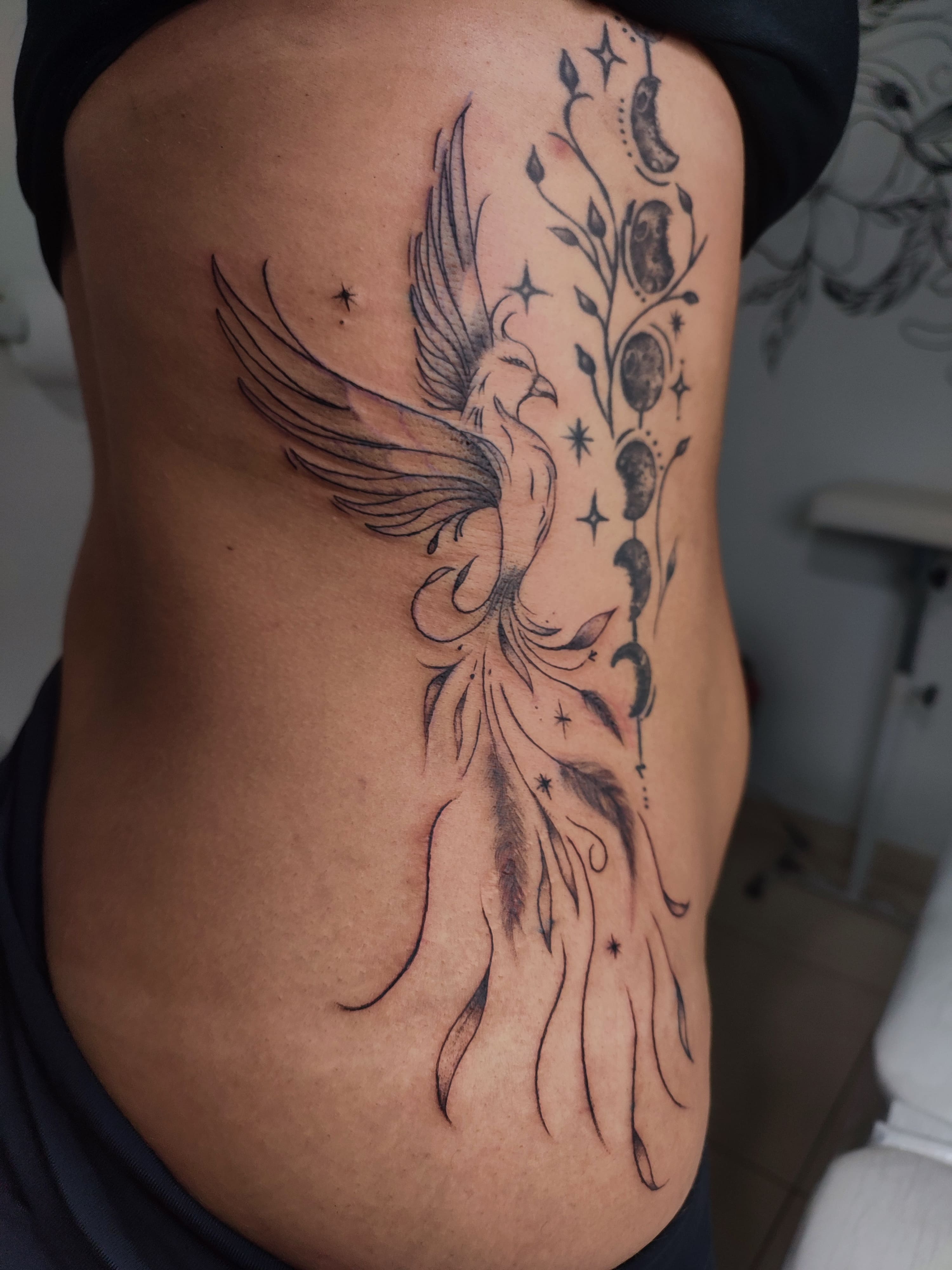 Tatuagem traço fino de uma fenix