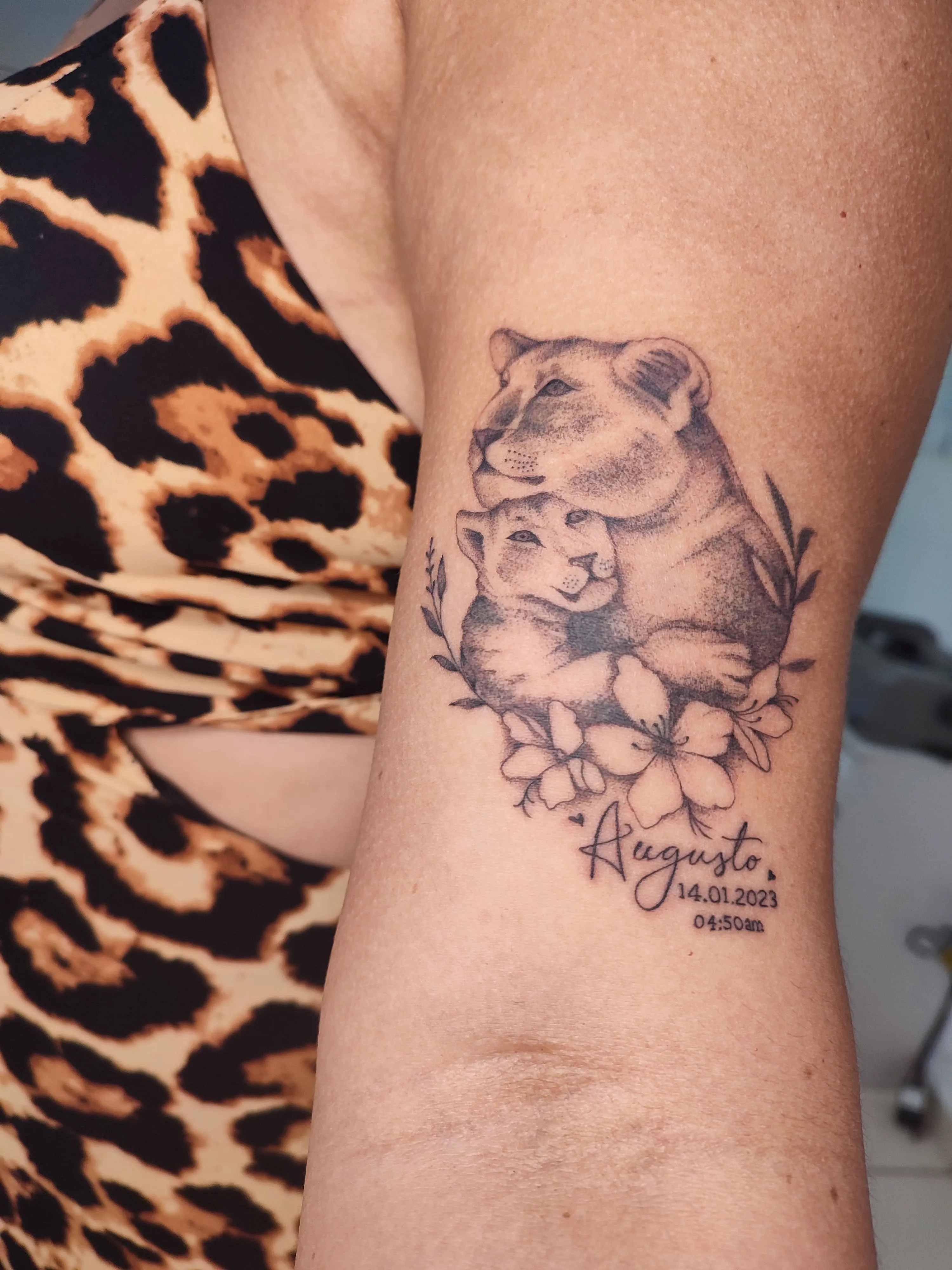 Tatuagem traço fino de uma leoa com seu filhote