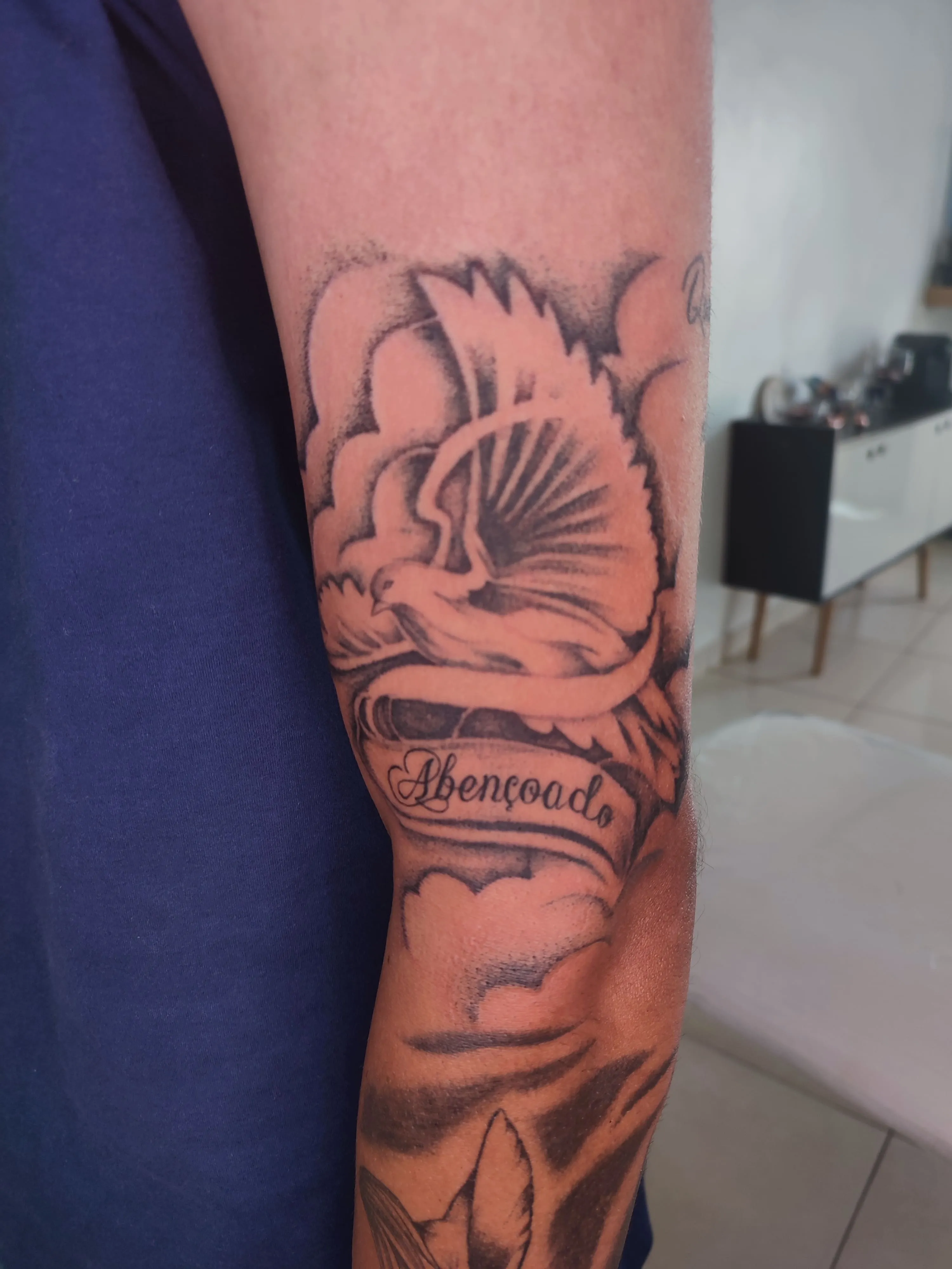 Tatuagem traço fino de uma pomba