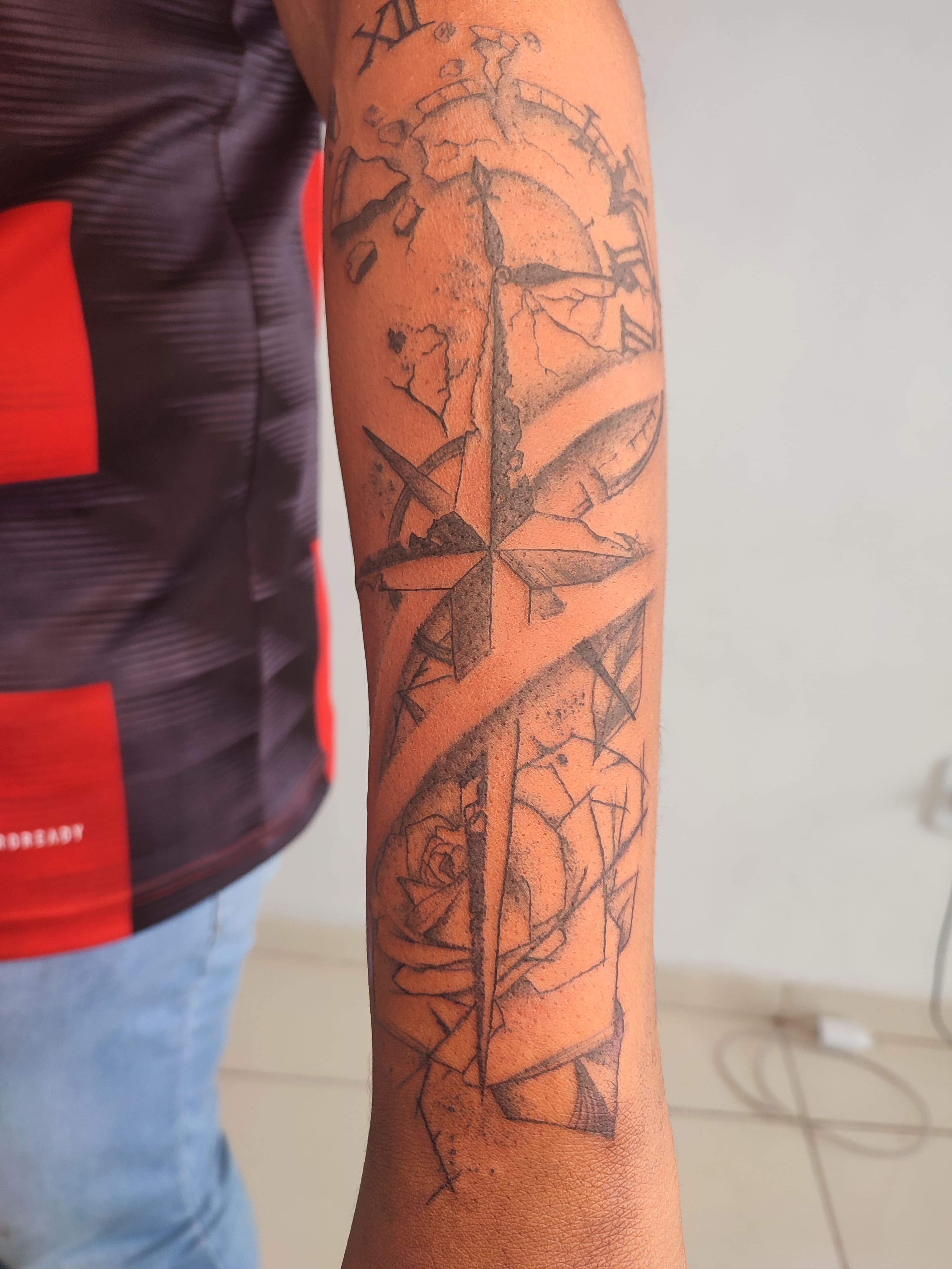 Tatuagem traço fino de viagens, cata vendo, bulsola