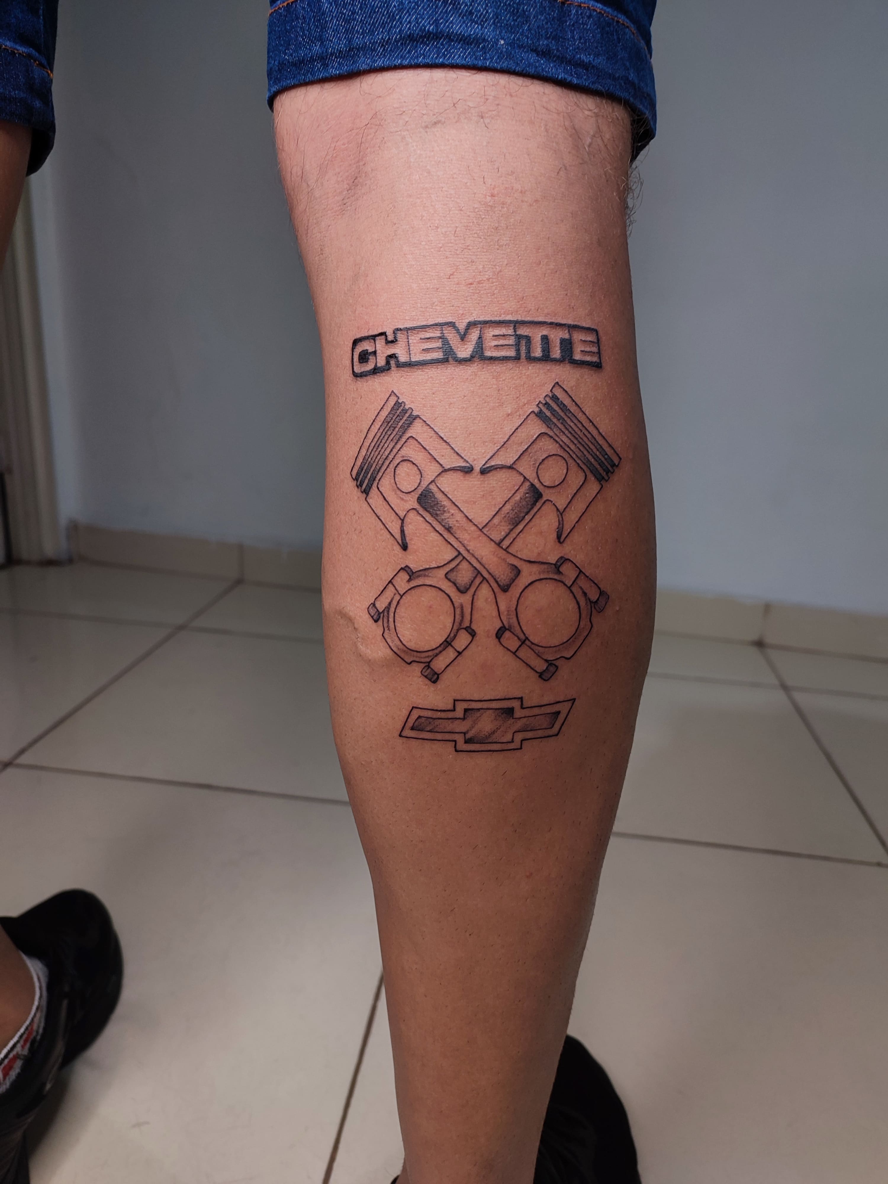 Tatuagem traço fino de um motor de um chevette