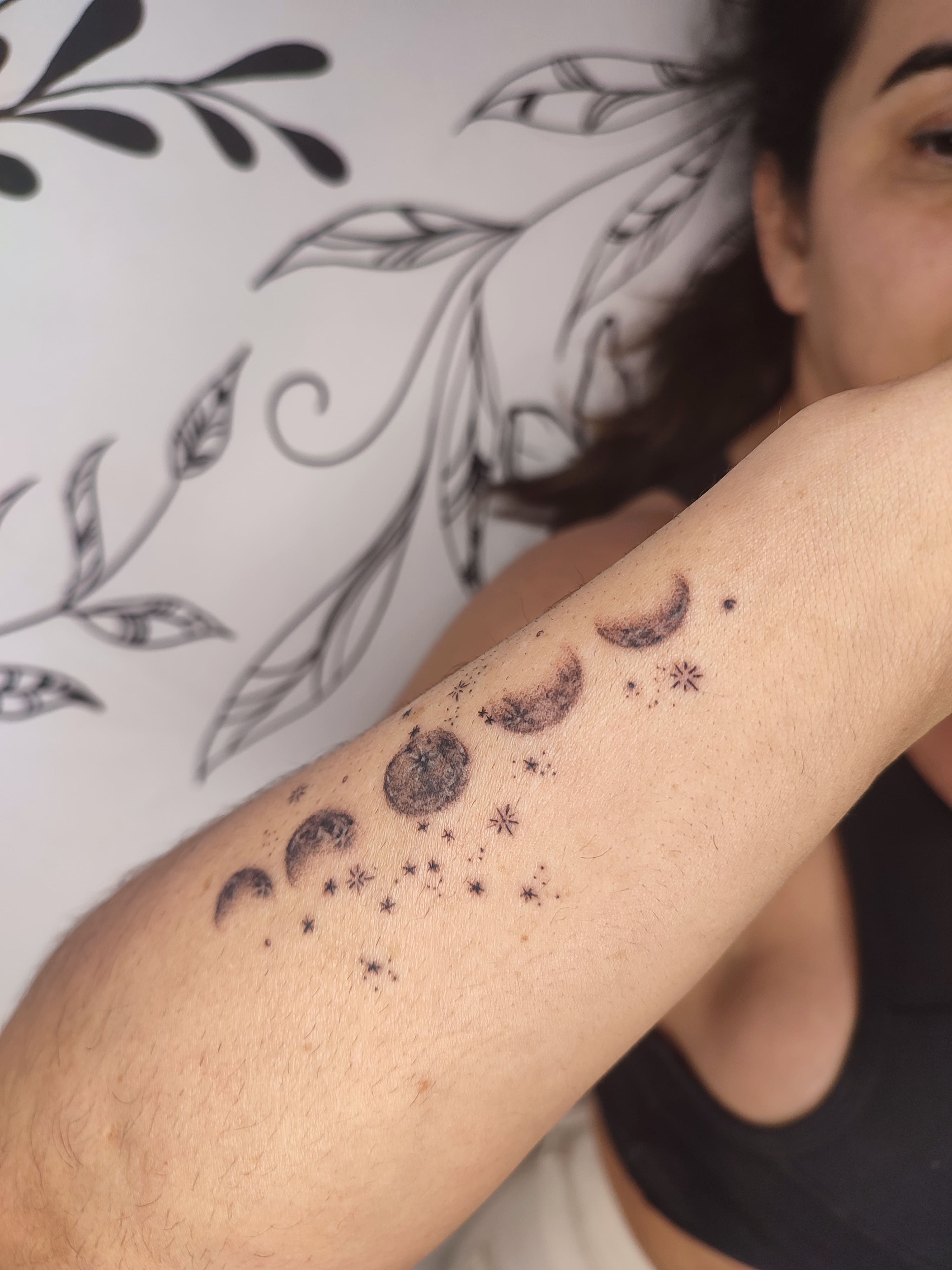 Tatuagem traço fino de fases de lua