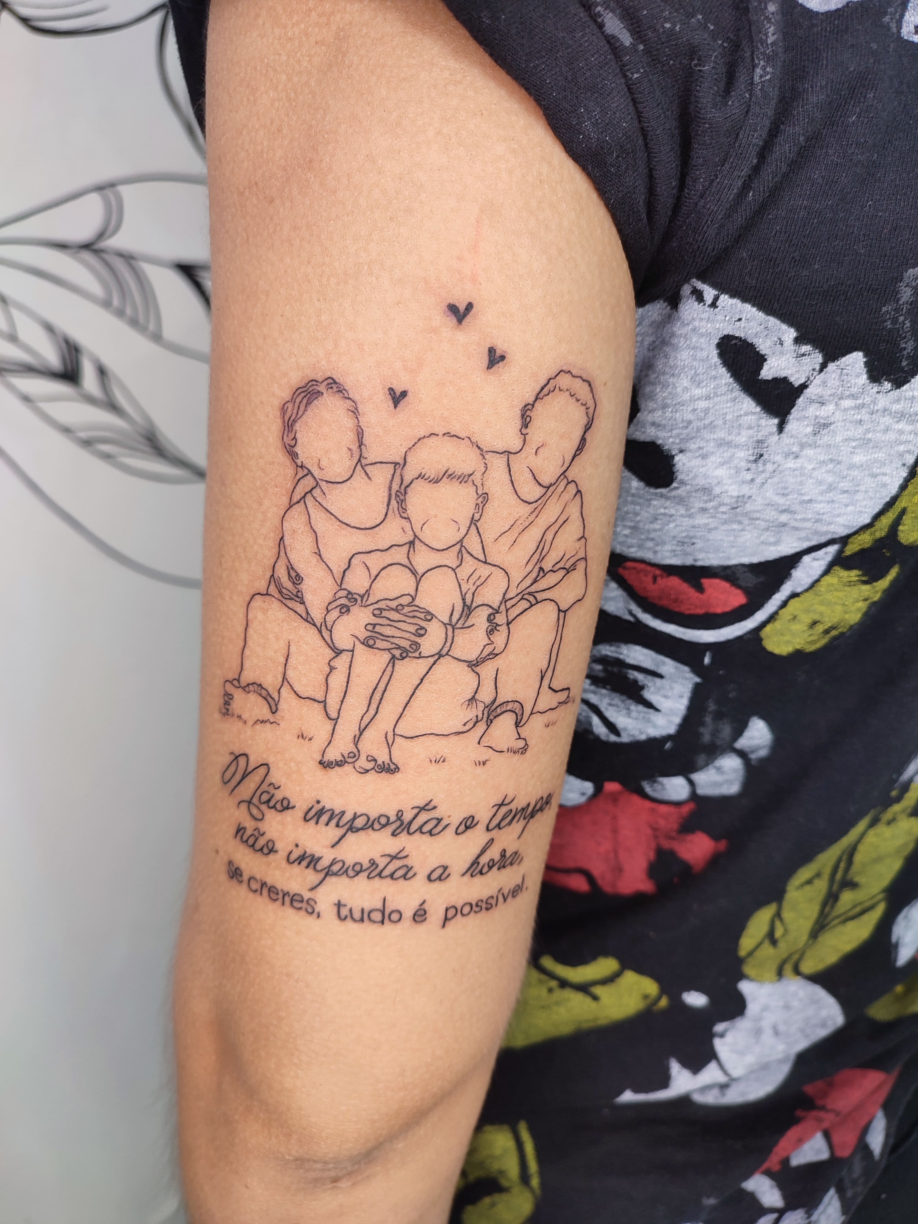 Tatuagem traço fino de uma familia