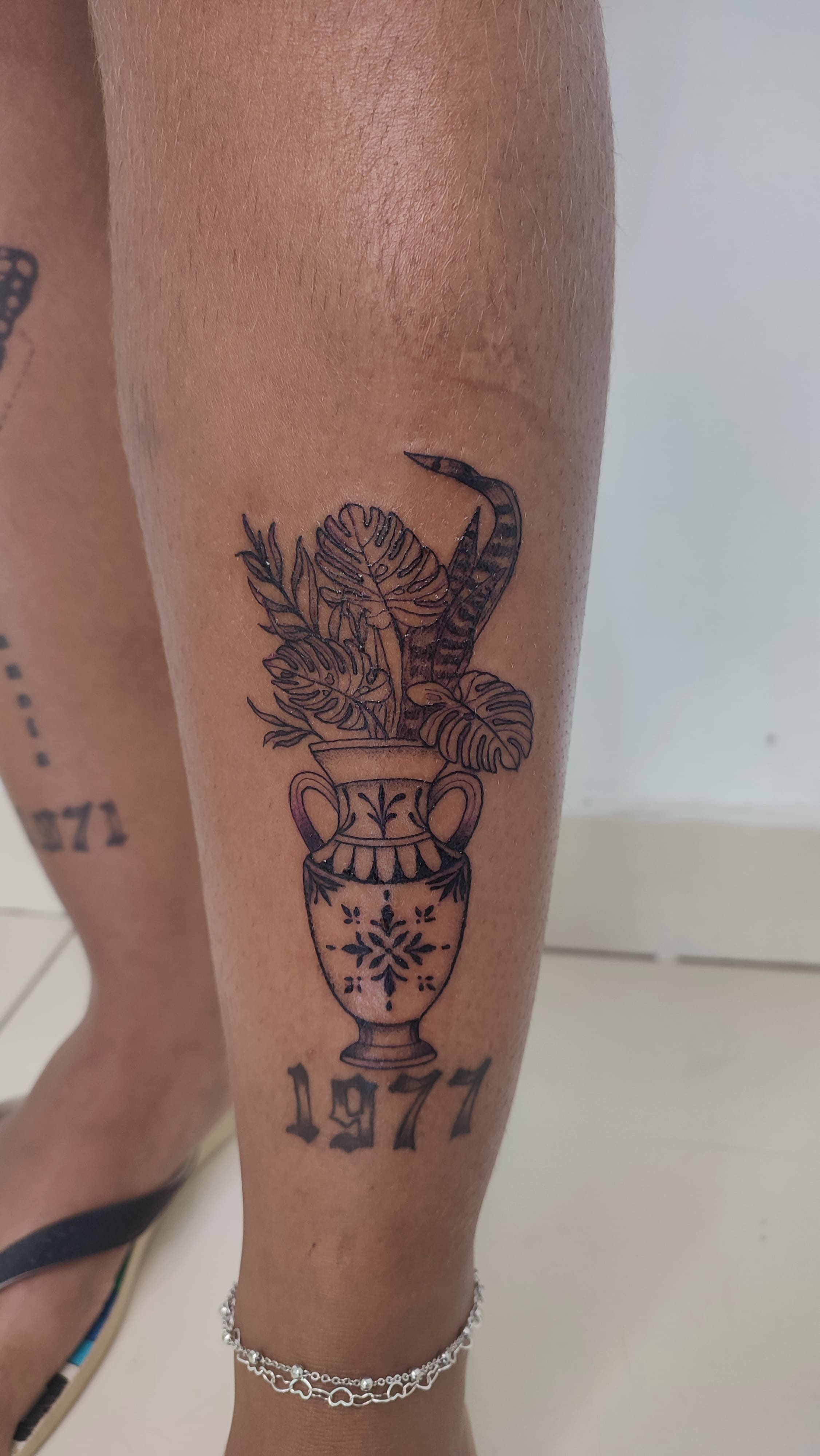 Tatuagem traço fino de uma taça de 1977