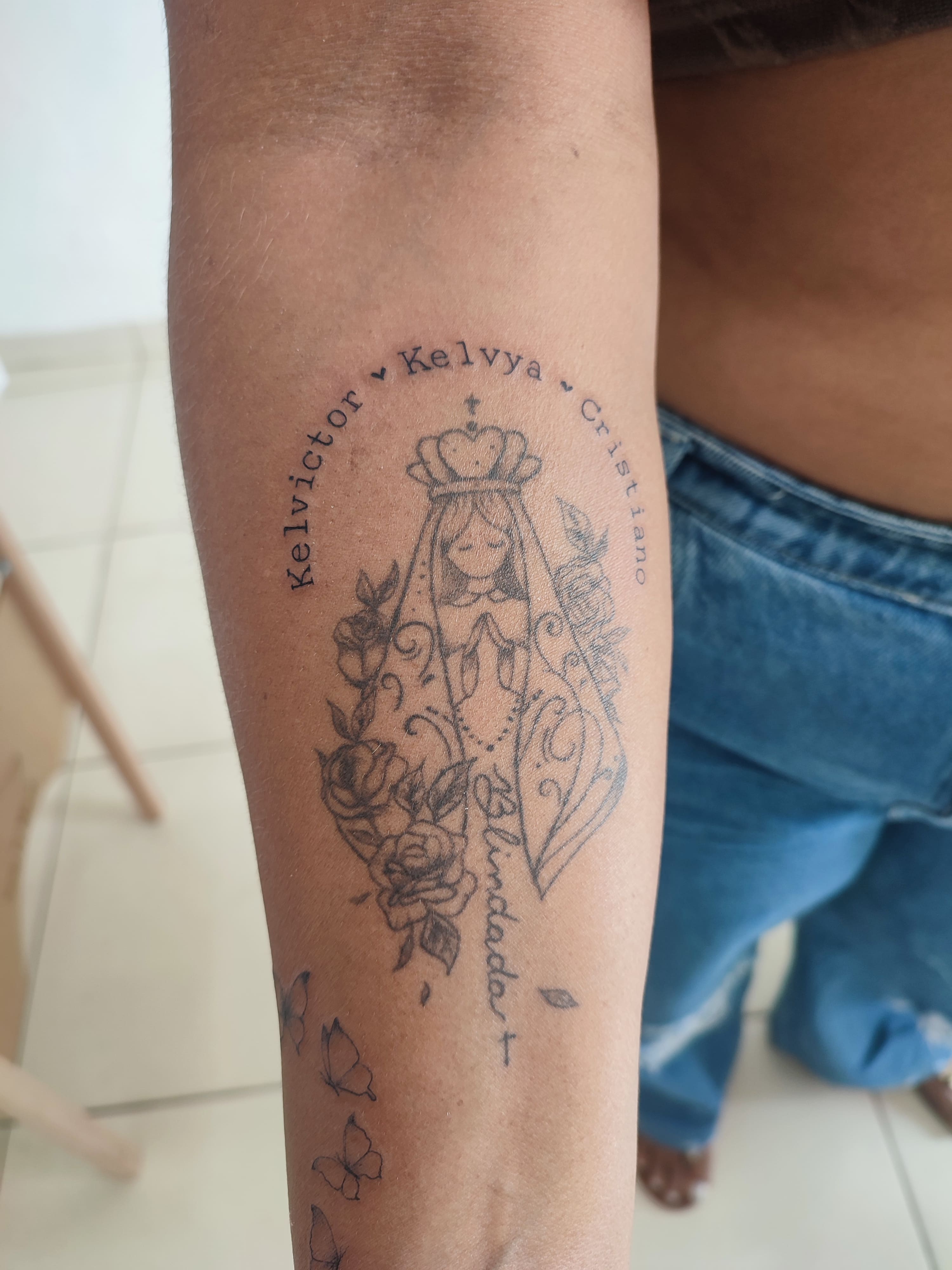 Tatuagem traço fino de nossa senhora aparecida