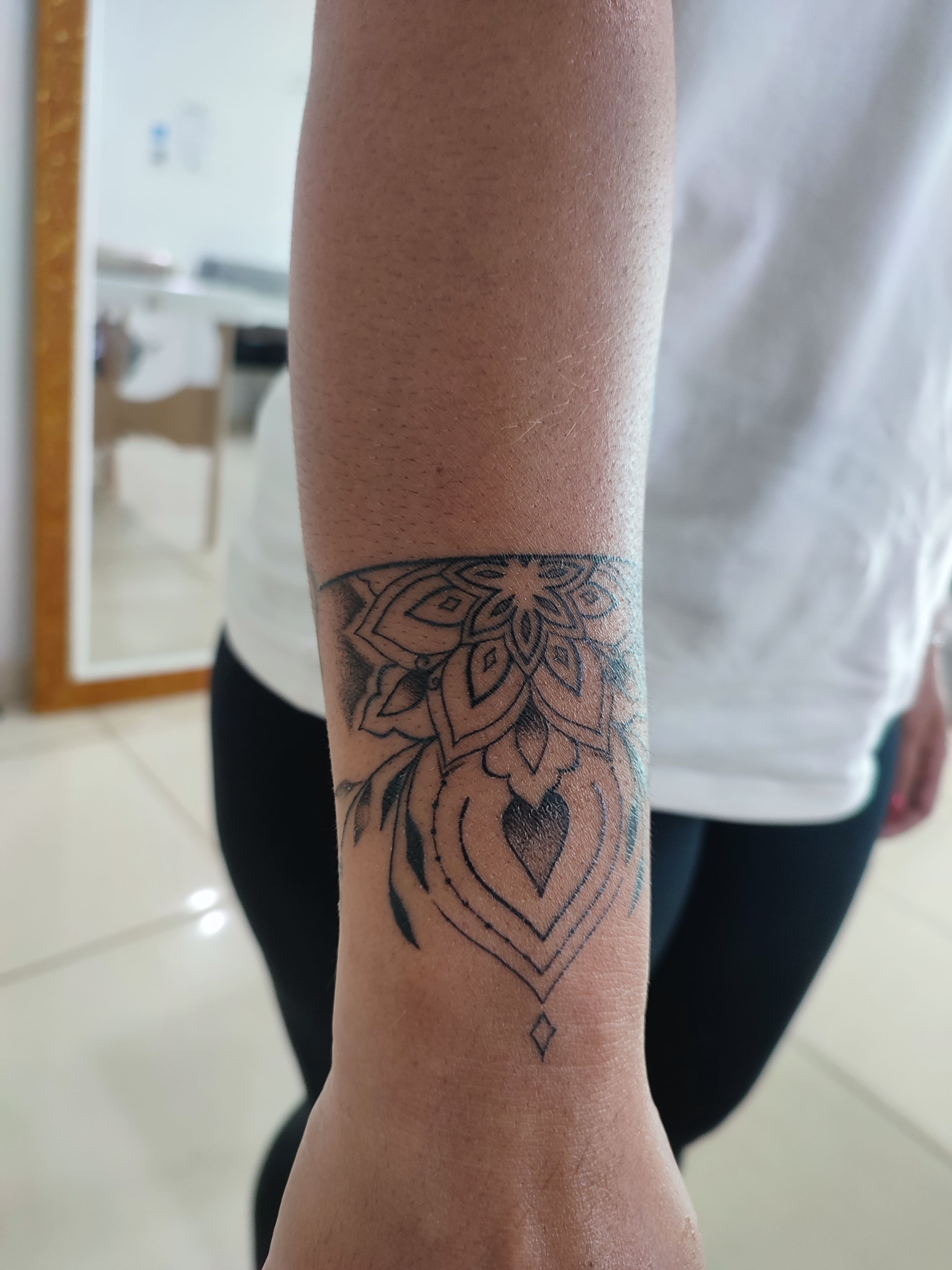 Tatuagem traço fino de tribal