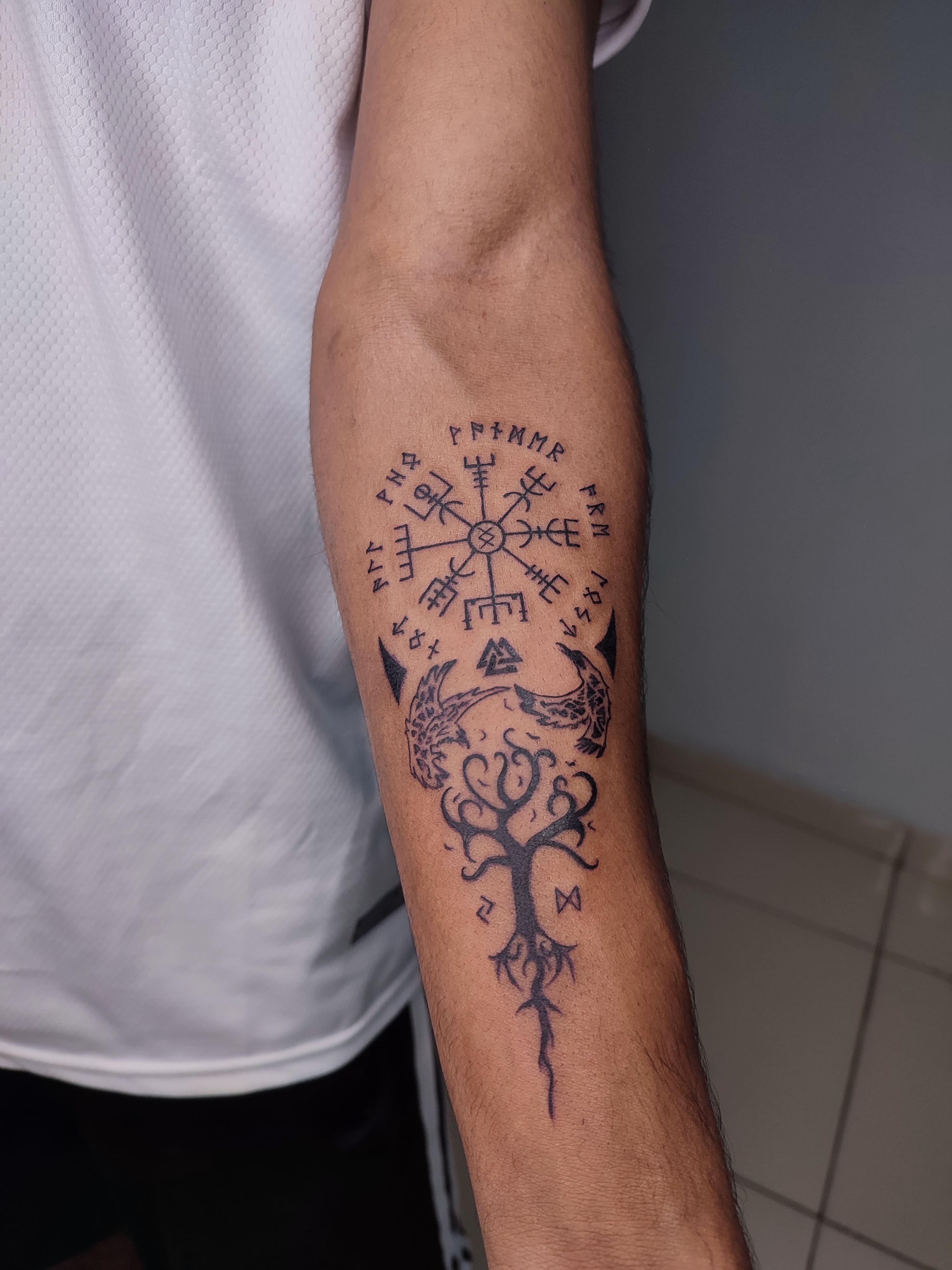 Tatuagem traço fino da arvore da vida com simbolos nordicos