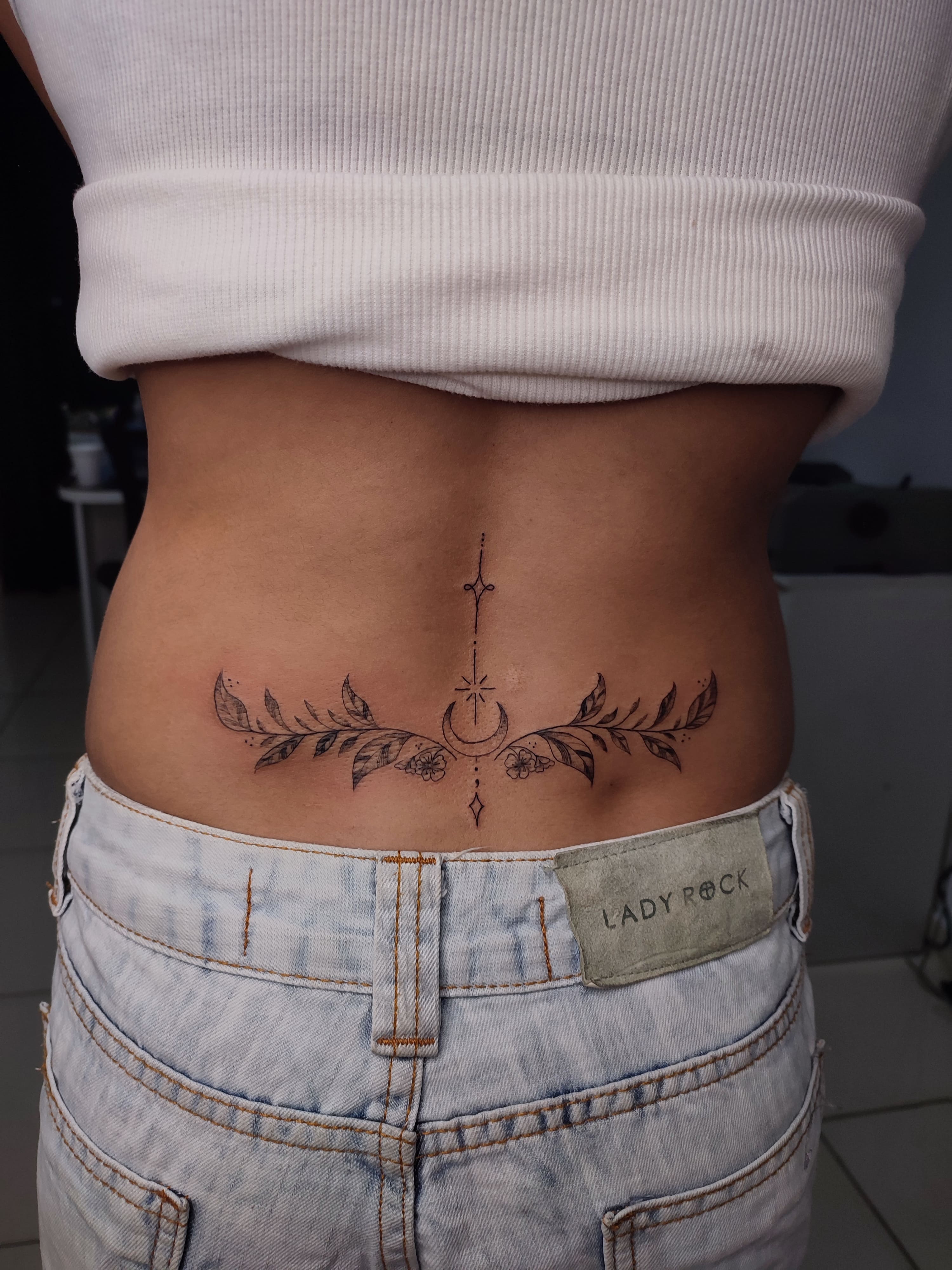 Tatuagem traço fino de um ramo