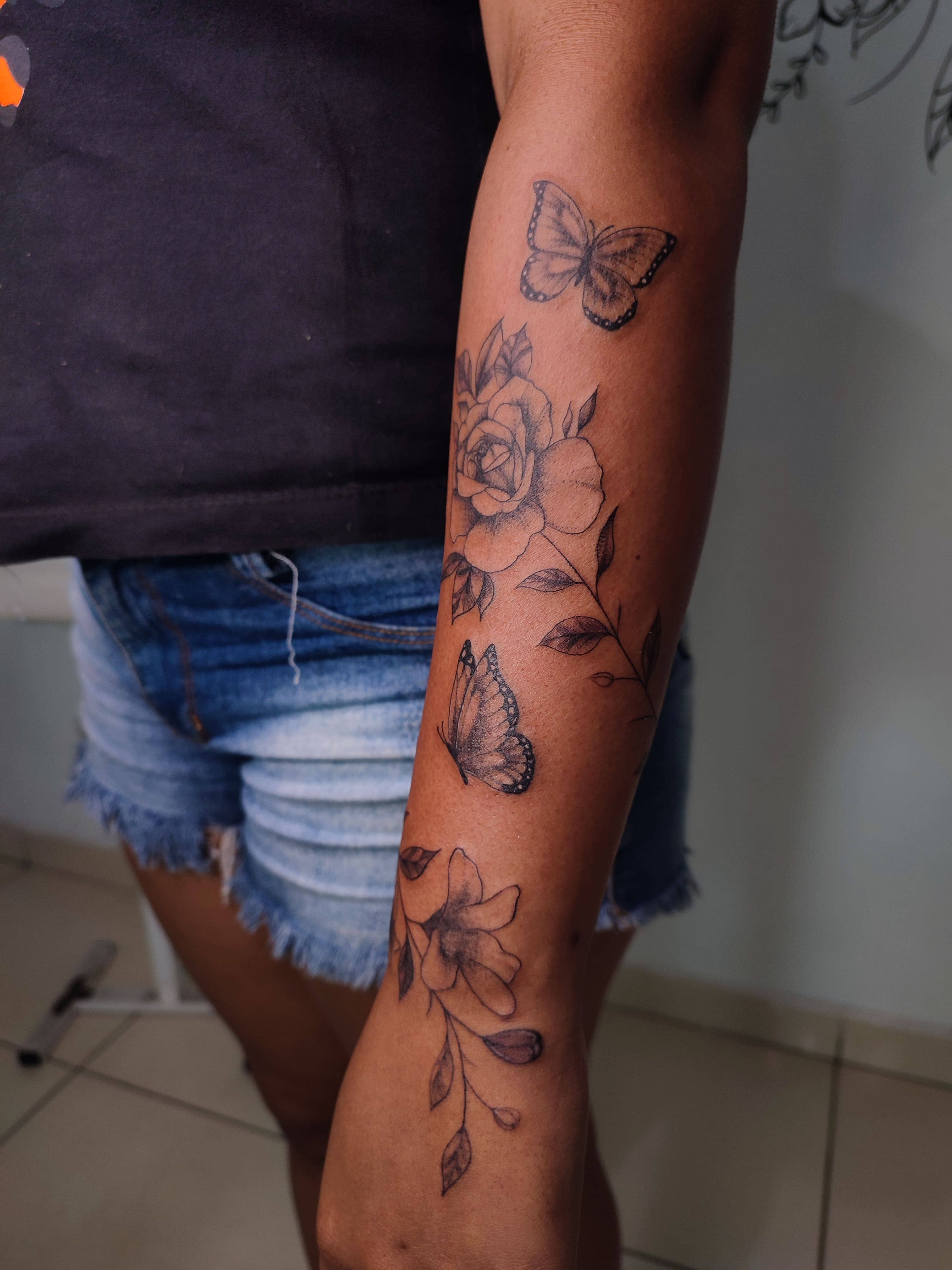 Tatuagem traço fino de uma flor