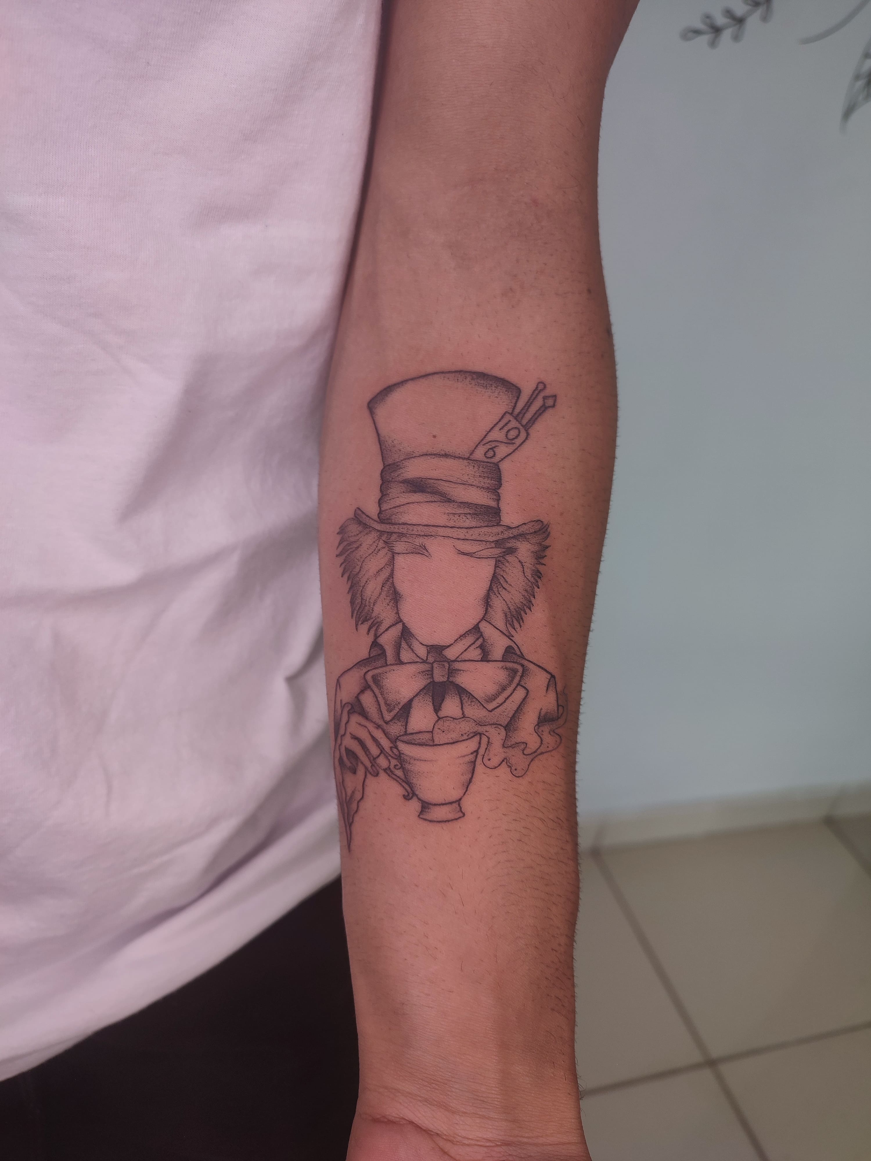 Tatuagem traço fino de alice no pais das maravilhas