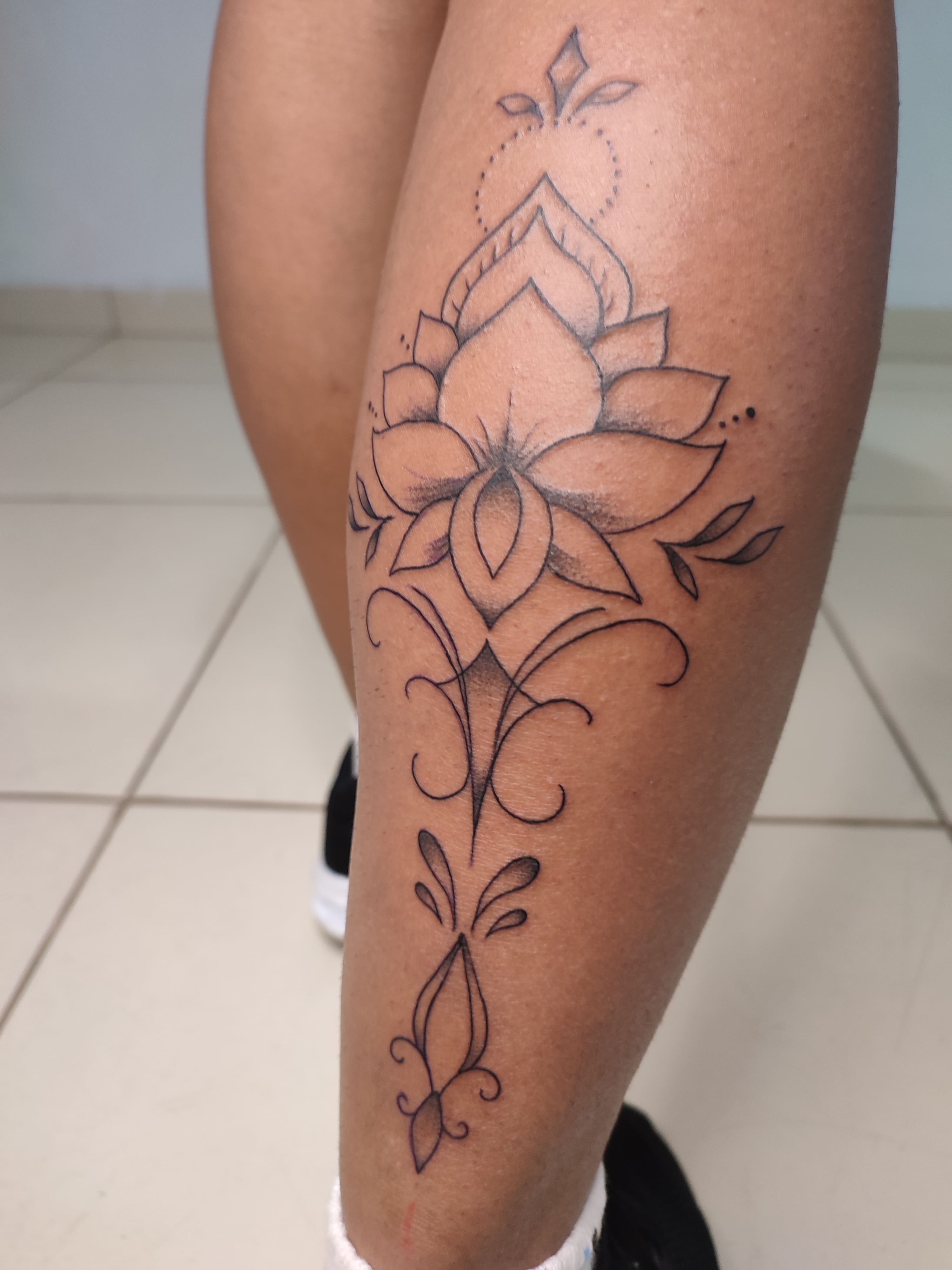 Tatuagem traço fino de constelação