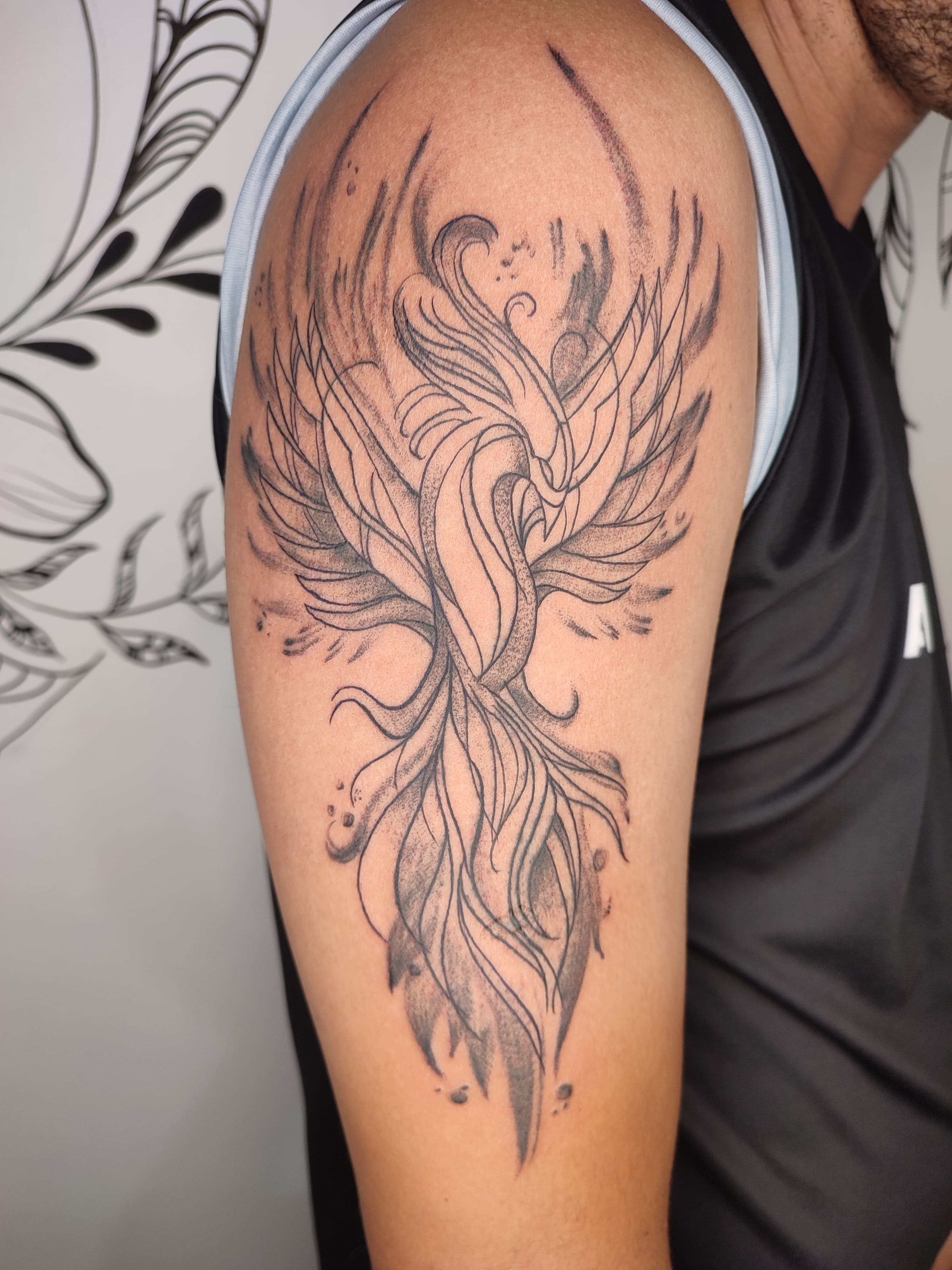 Tatuagem traço fino de uma fenix