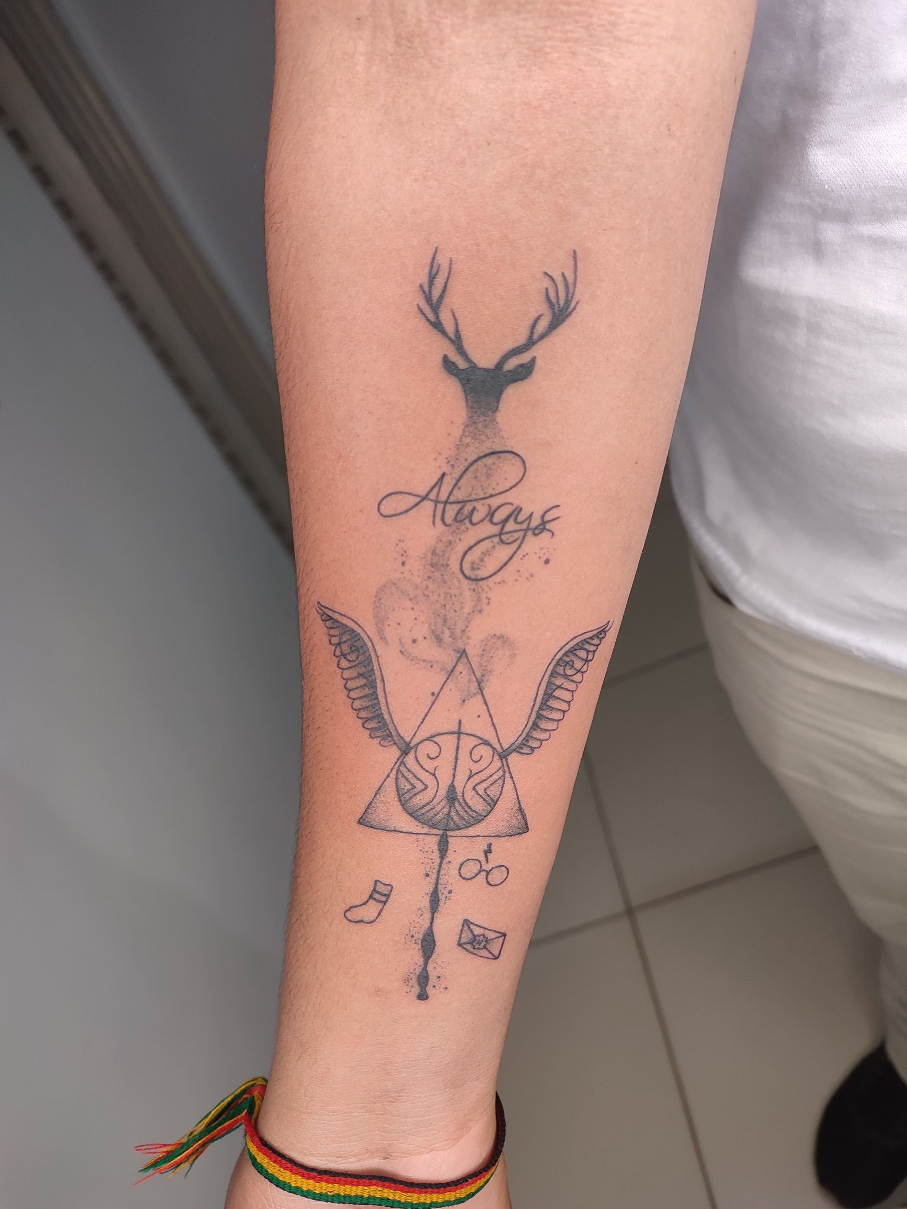 Tatuagem de uma bruxa com livro de feitiço na mão