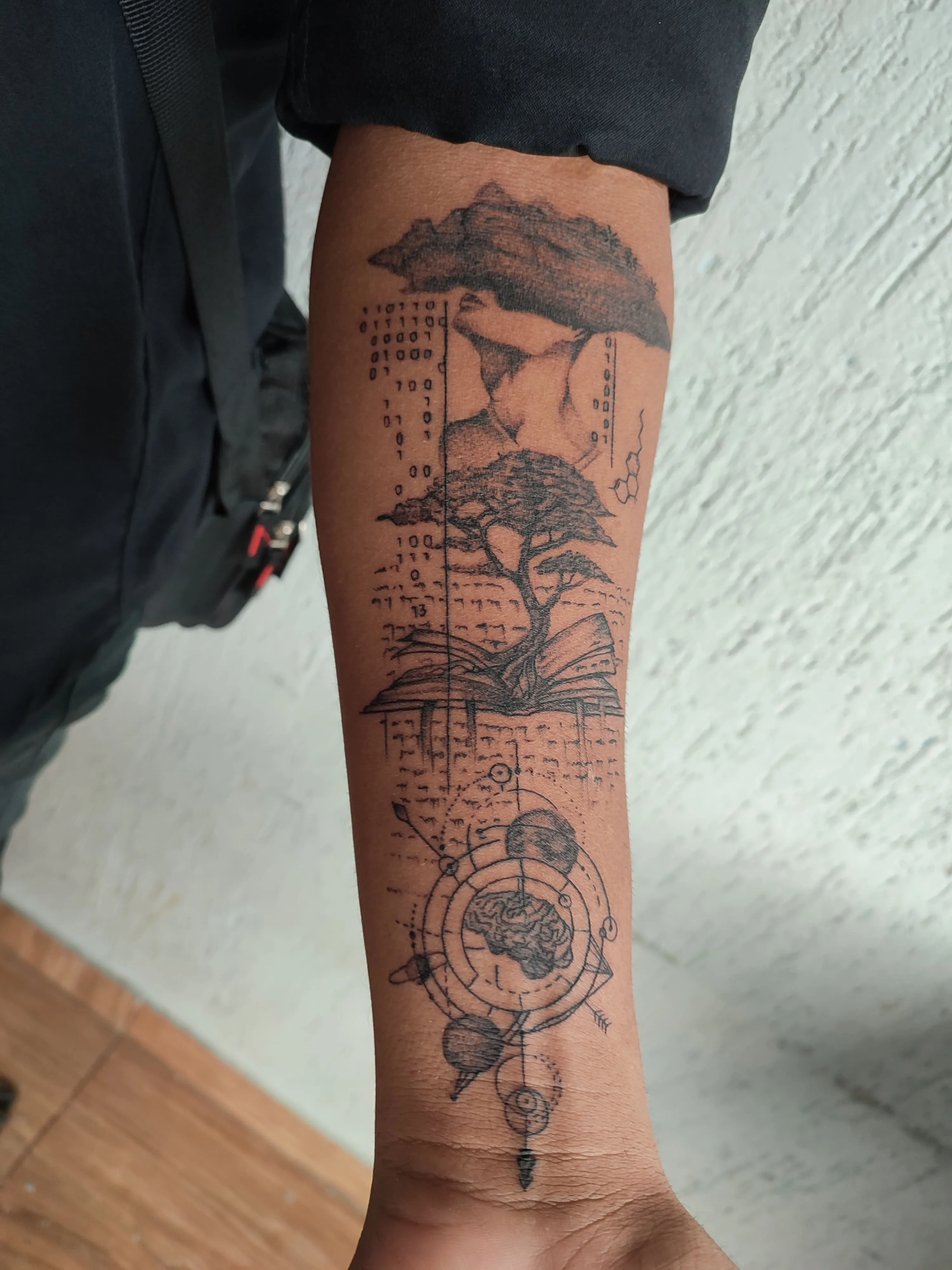 Tatuagem da arvore da vida, com a constelaçao de sentimentos com codigo binario, livvro do conhecimento