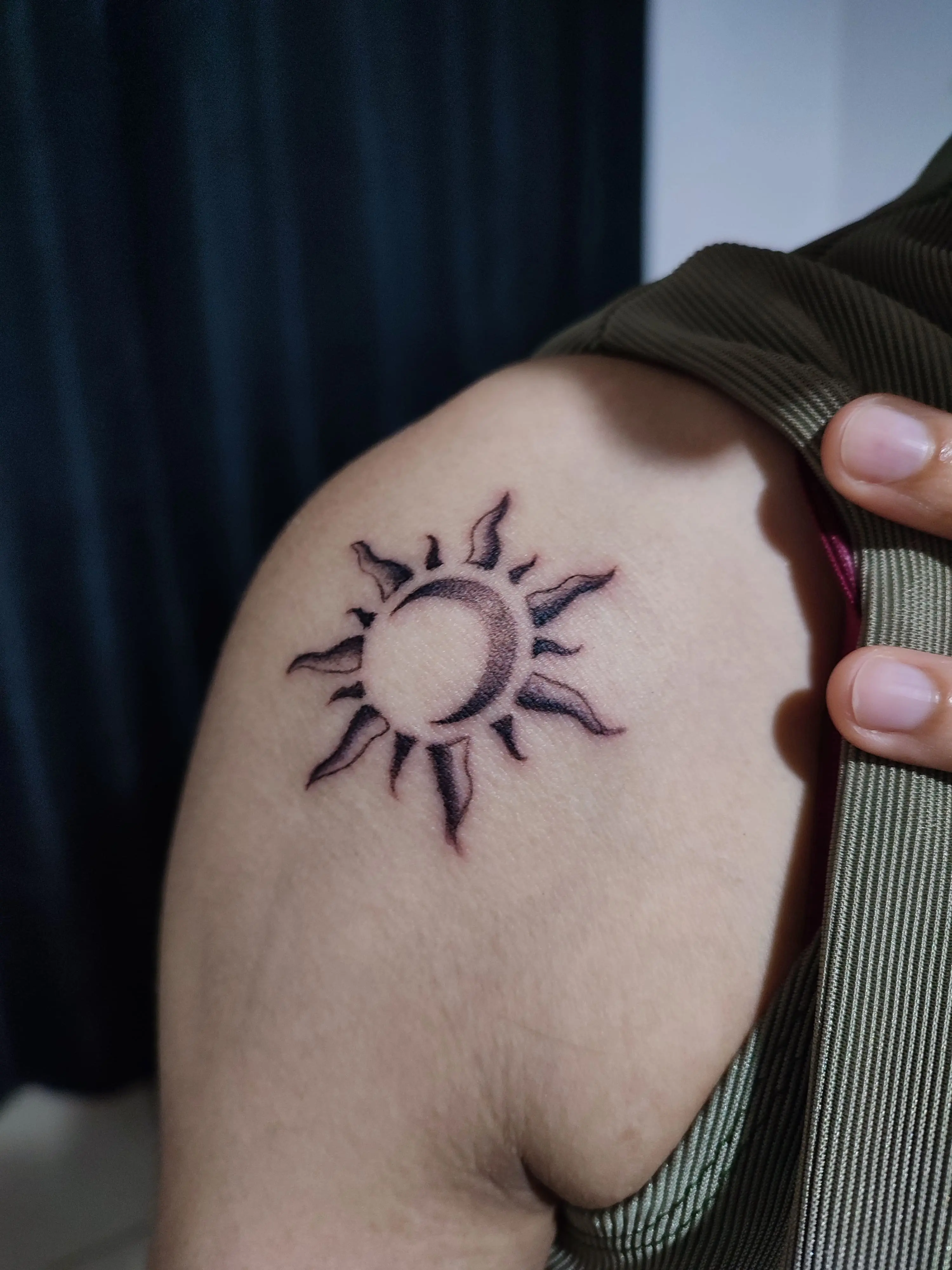 Tatuagem sol com a lua dentro