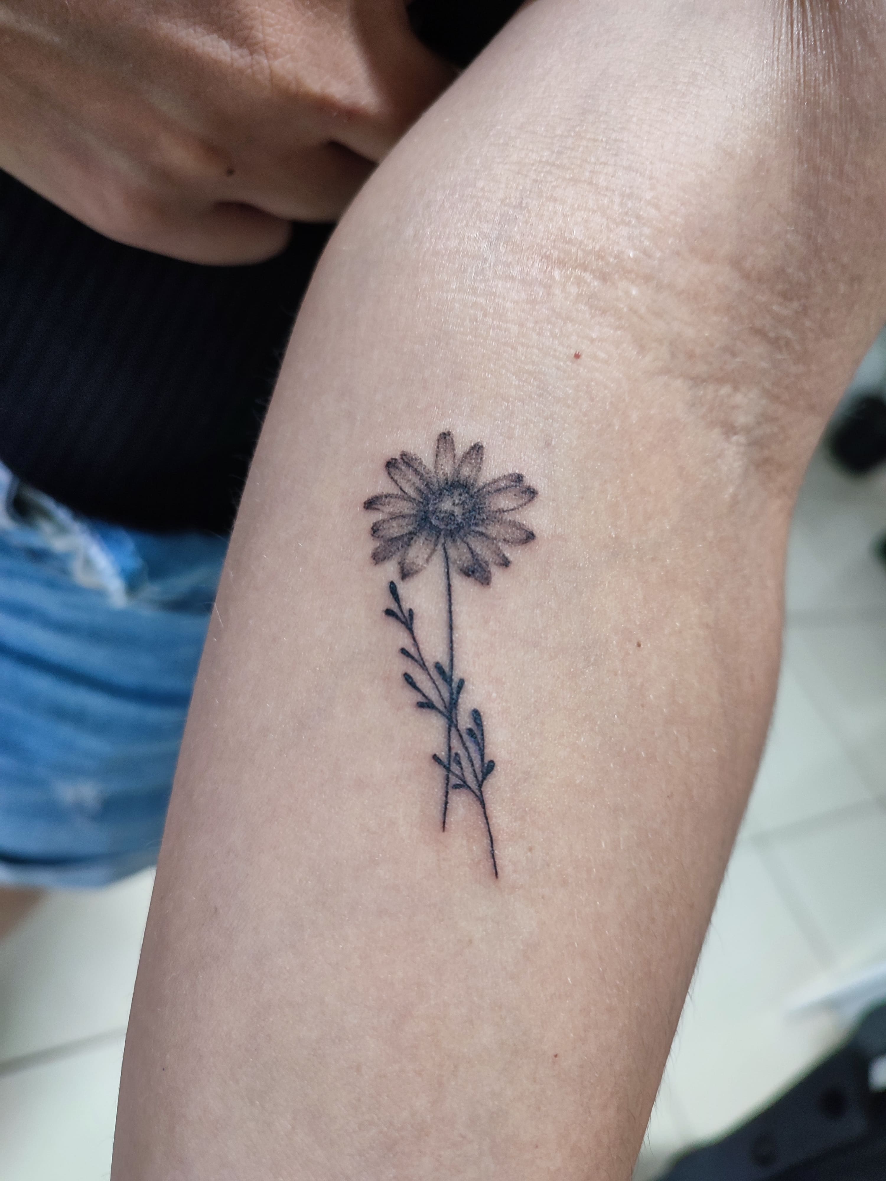 Tatuagem minimalista de um flor