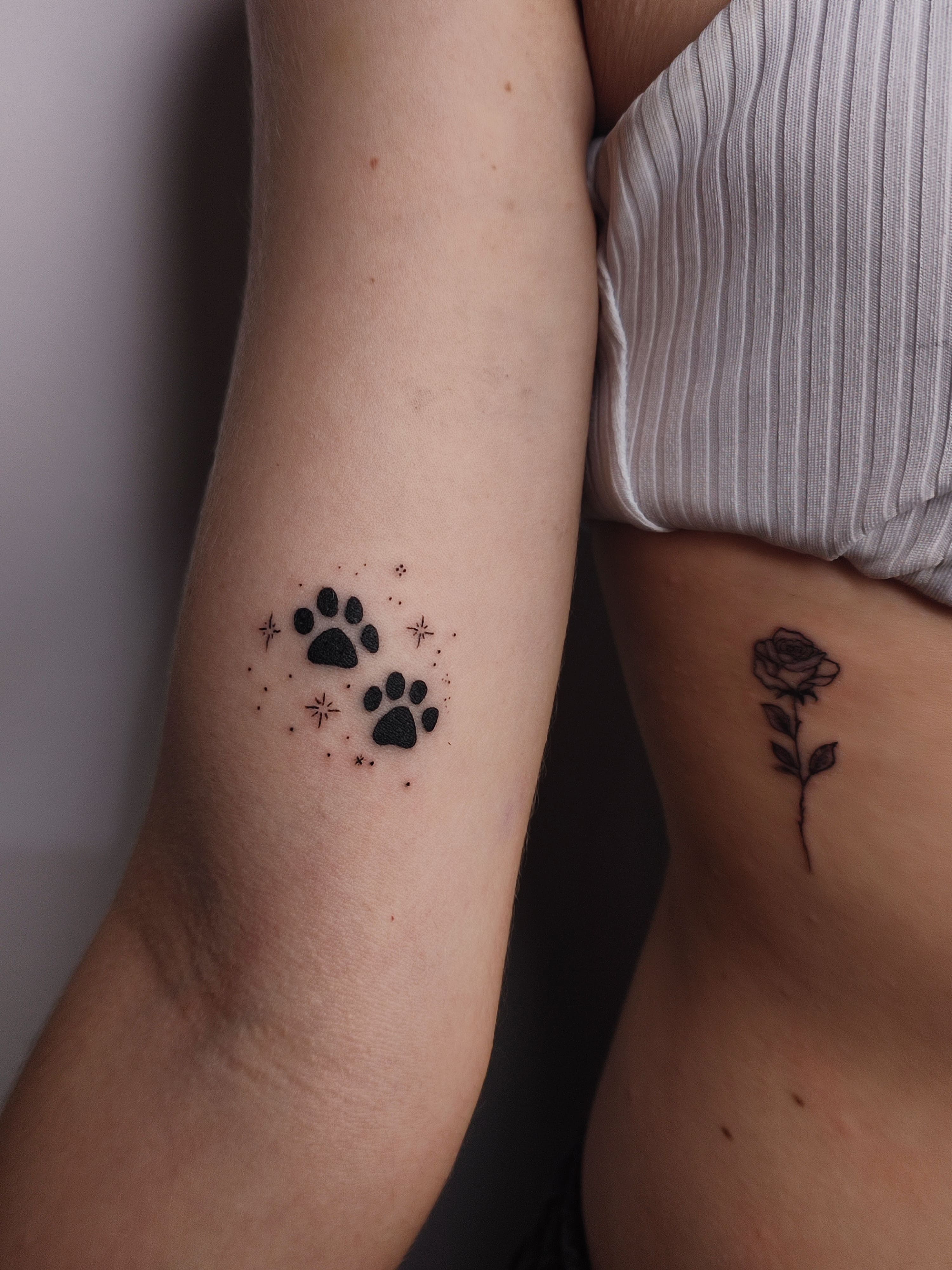 Tatuagem de duas patas de cachorro