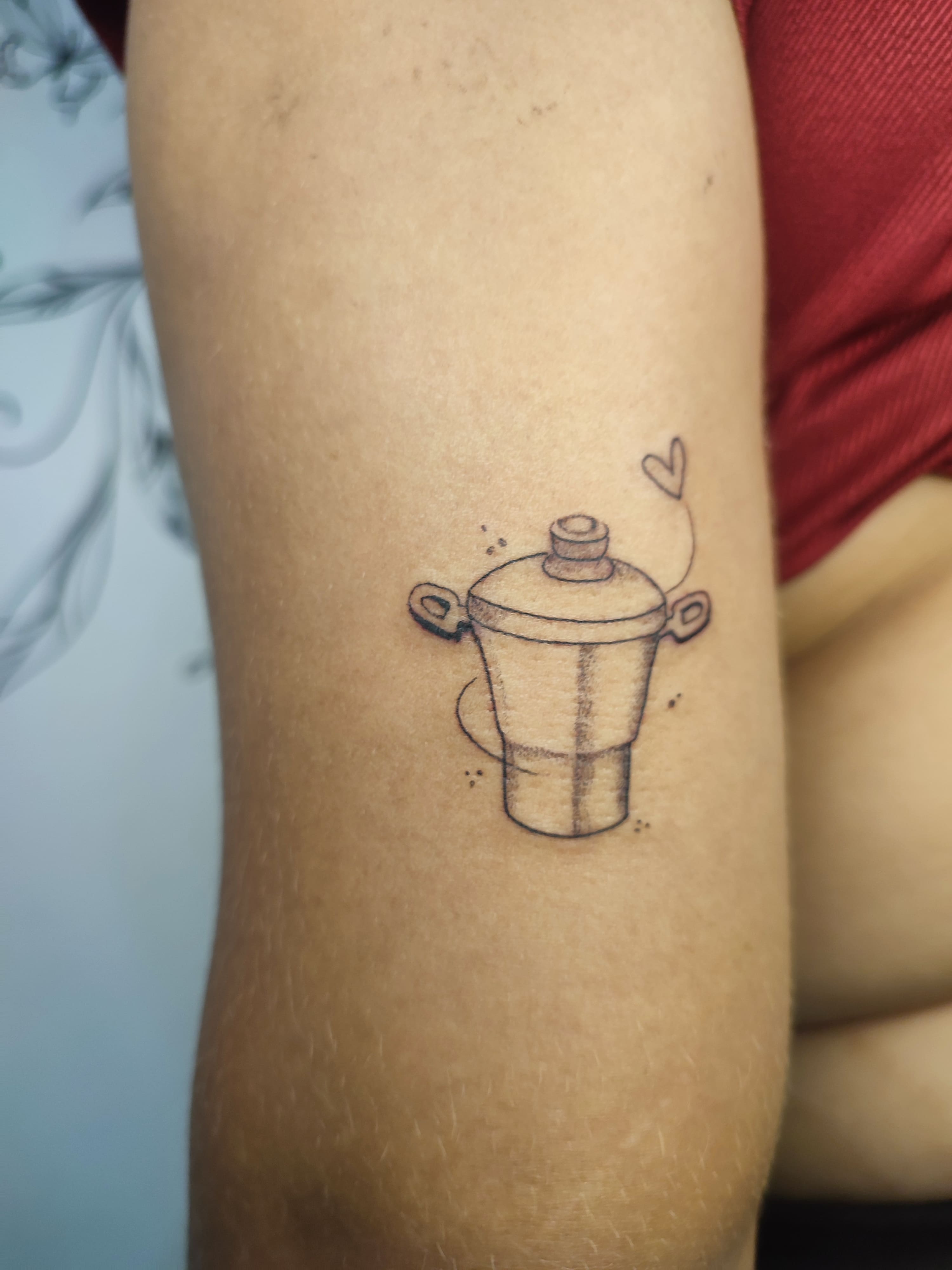 Tatuagem minimalista de cuzcuzeira