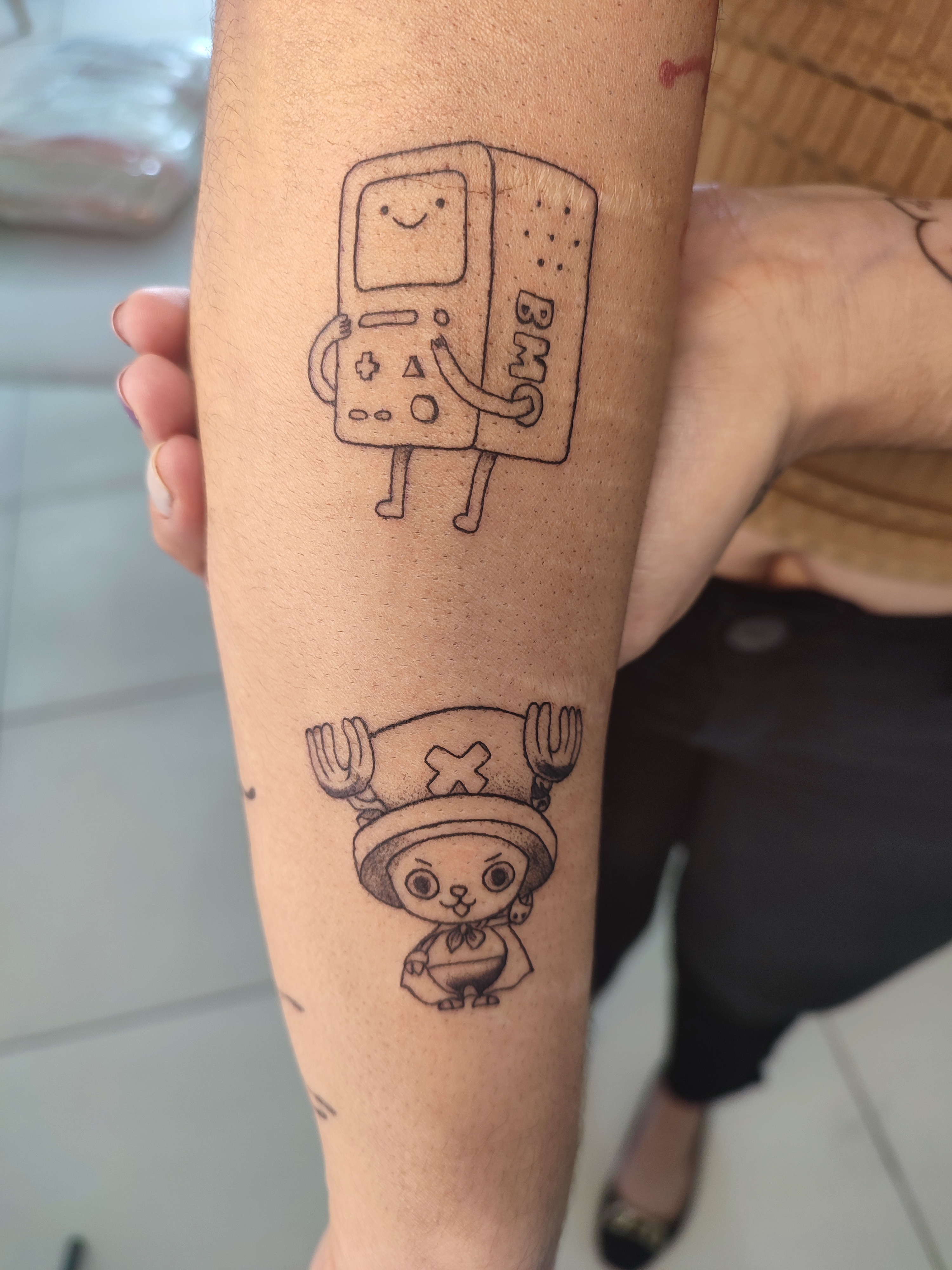 Tatuagem minimalista do BMP personagem da hora da aventura e o Tony Tony Chopper
          Personagem de One Piece
           