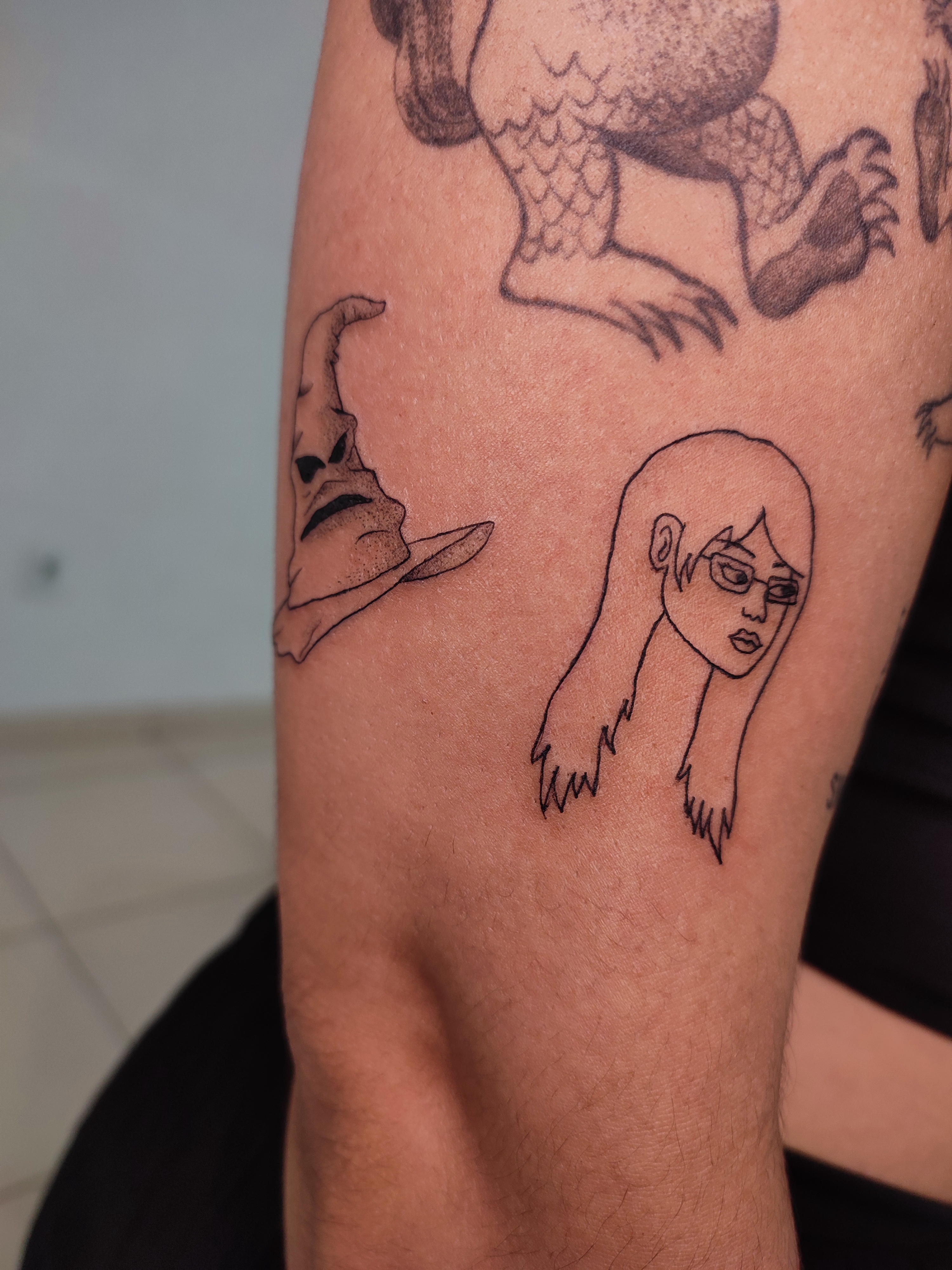 Tatuagem minimalista da Diane Nguyen
          Personagem de BoJack Horseman