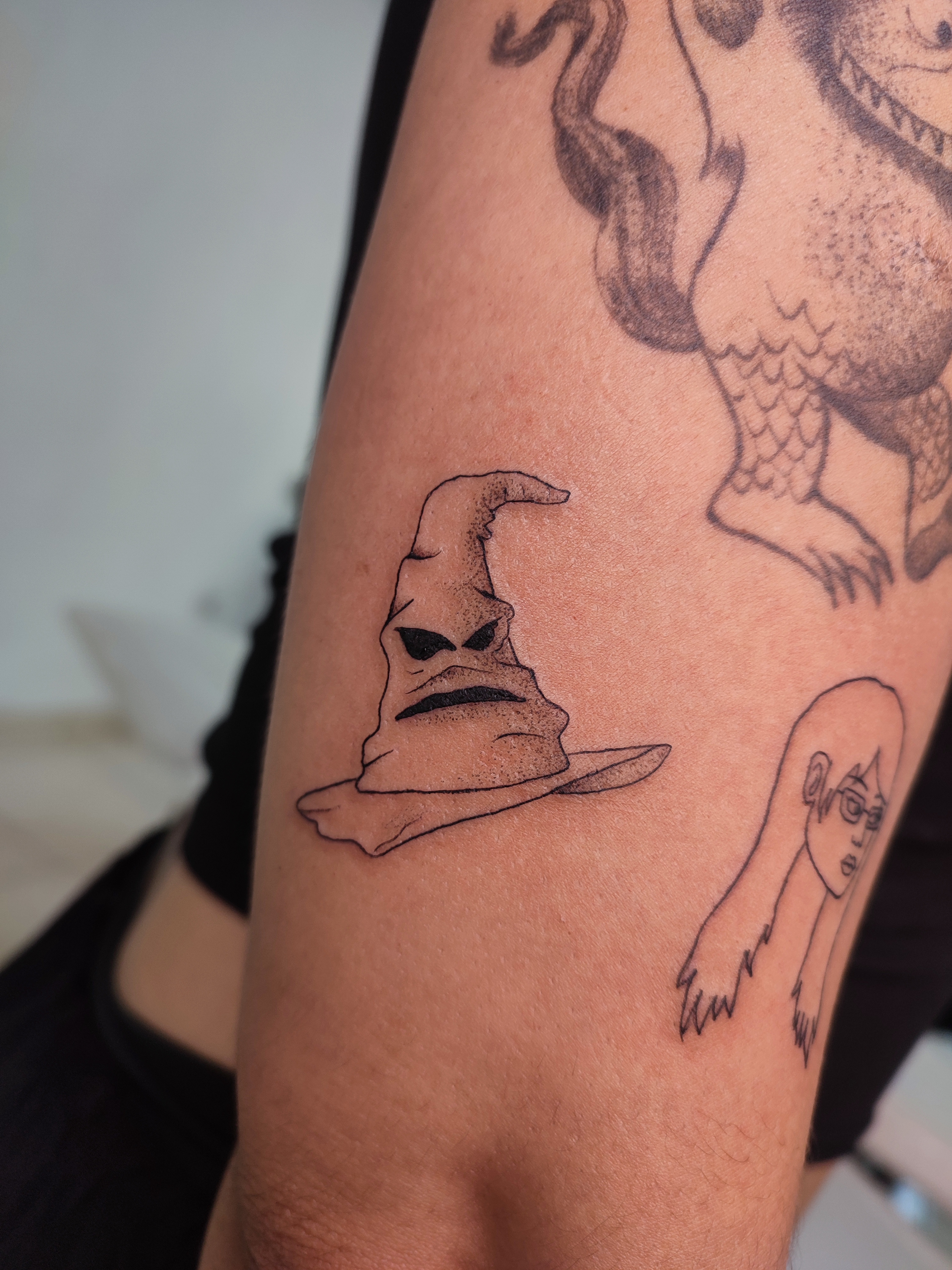 Tatuagem minimalista do chapéu seletor do Harry Potter