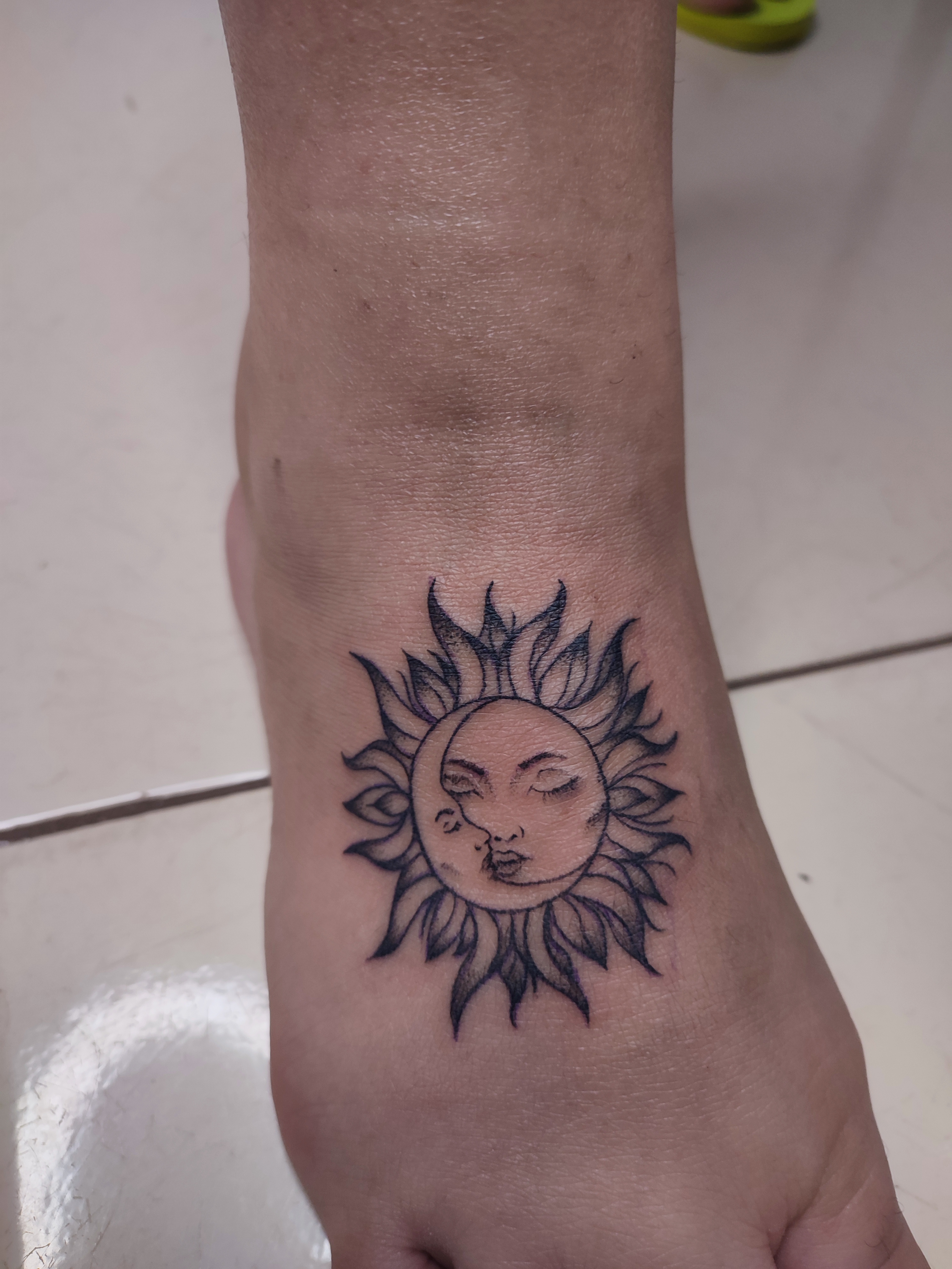 Tatuagem minimalista do sol e a lua juntos 