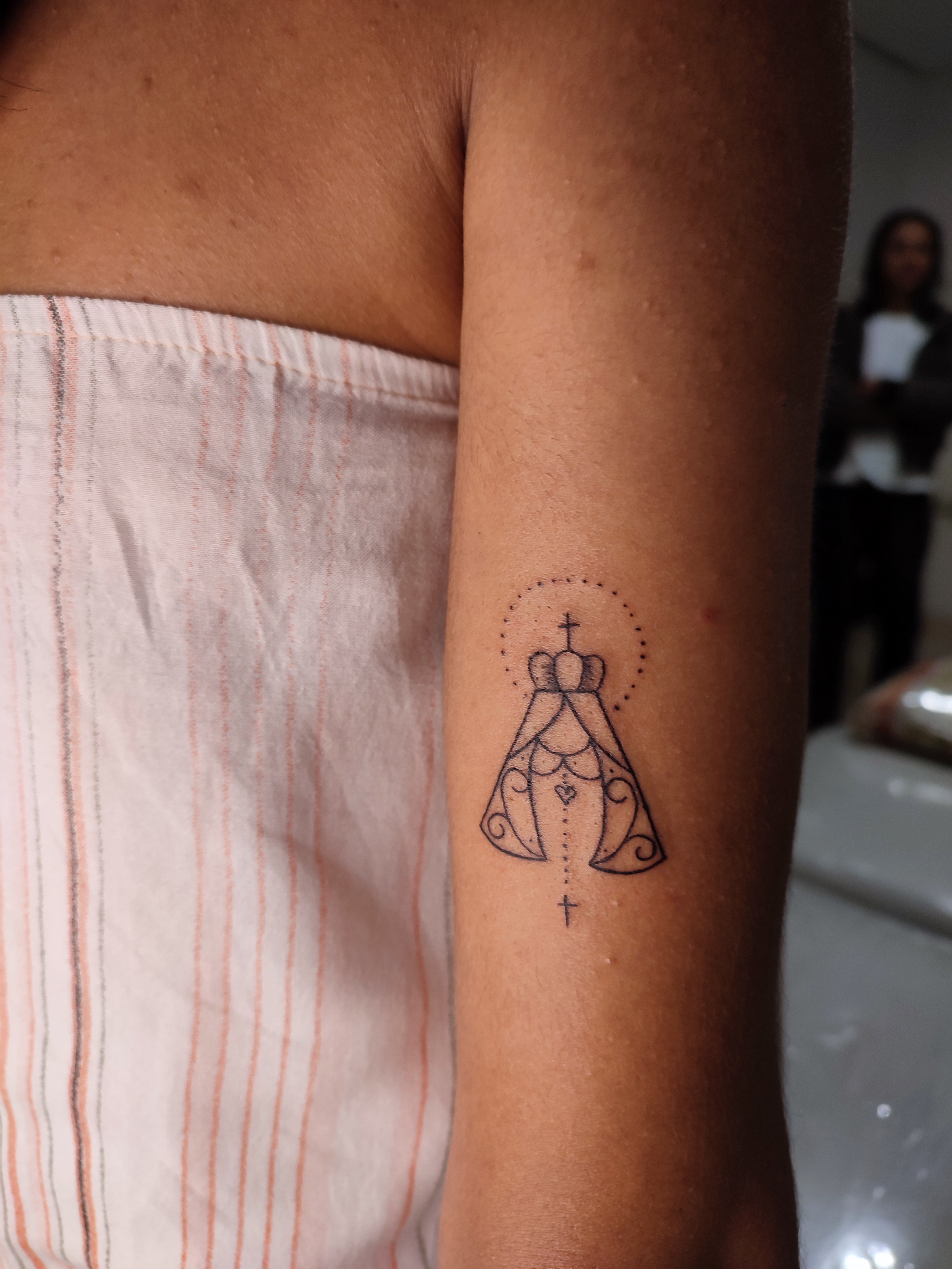 Tatuagem minimalista da nossa senhora aparecida, tatuagem religiosa